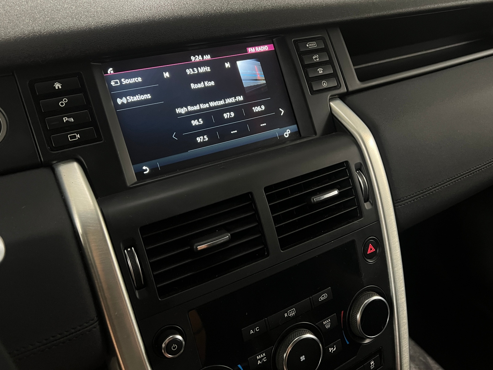 Thumbnail: 2019 Land Rover Discovery Sport - 3