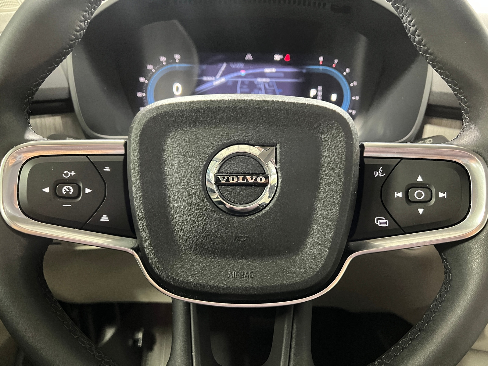 Thumbnail: 2023 Volvo XC40 - 4