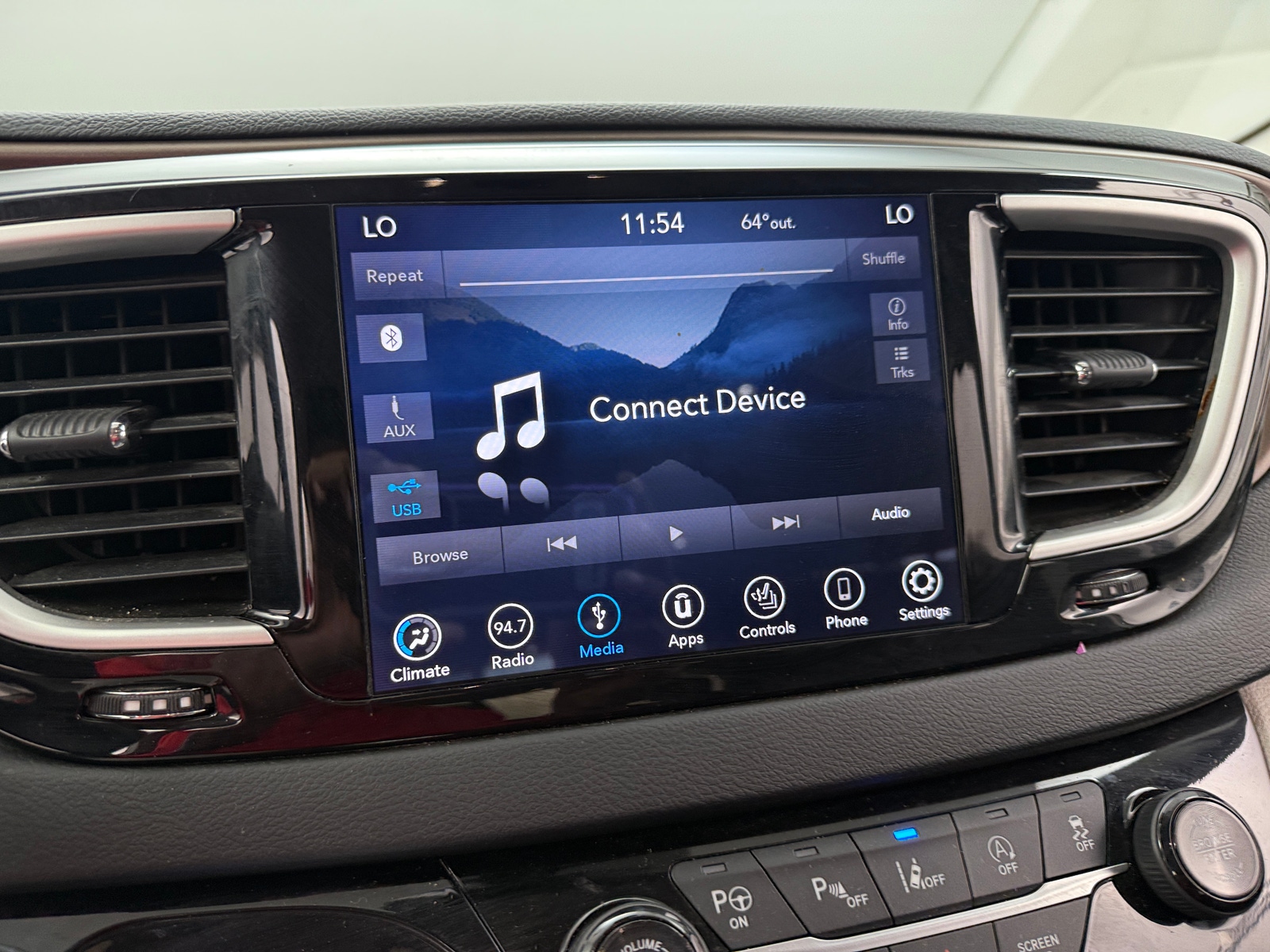 Thumbnail: 2018 Chrysler Pacifica - 3