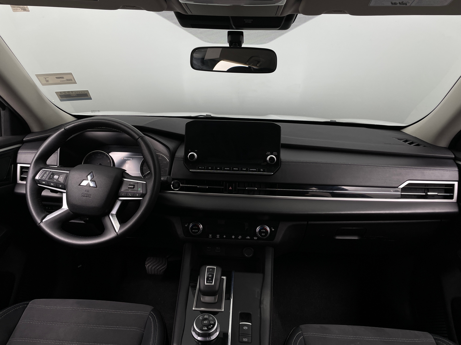 Thumbnail: 2023 Mitsubishi Outlander - 2