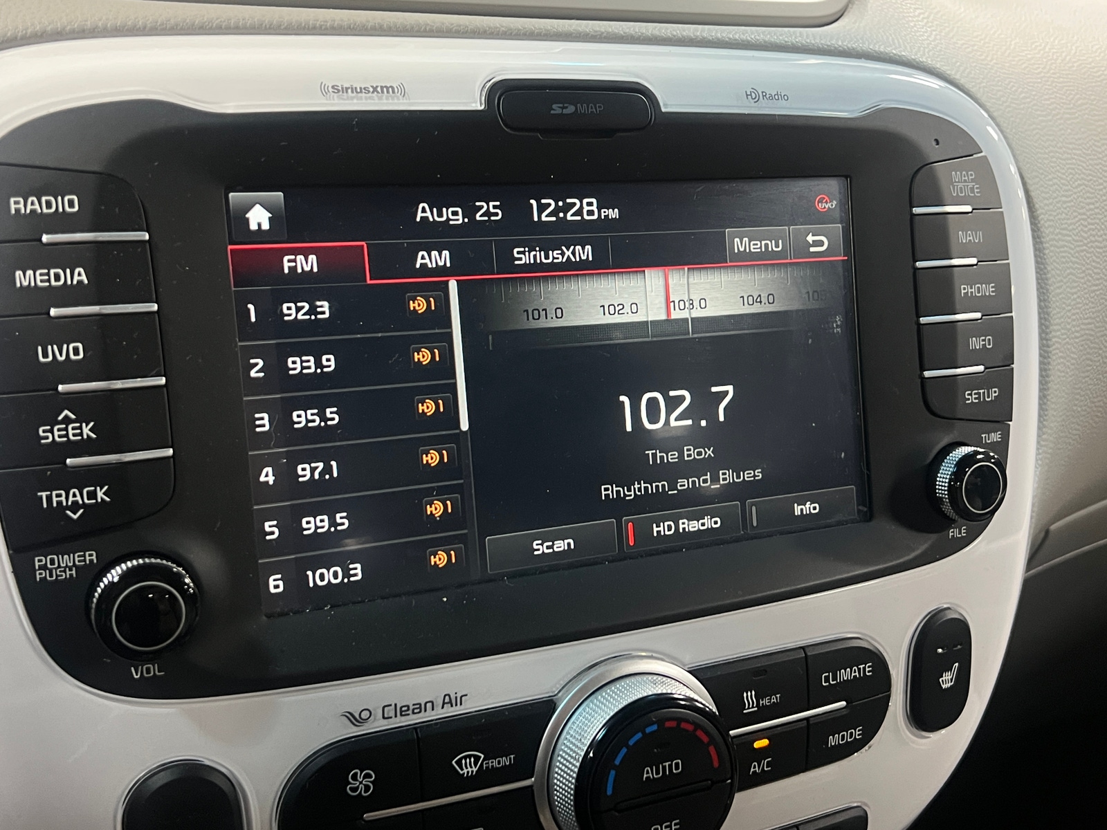 Thumbnail: 2016 Kia Soul EV - 4