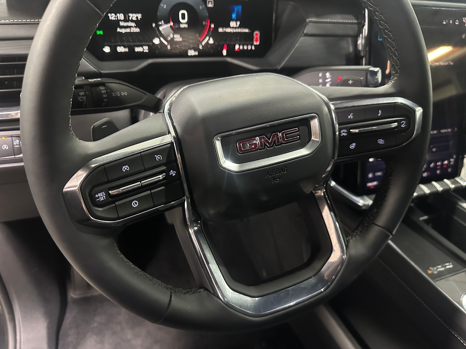 Thumbnail: 2025 GMC Acadia - 5