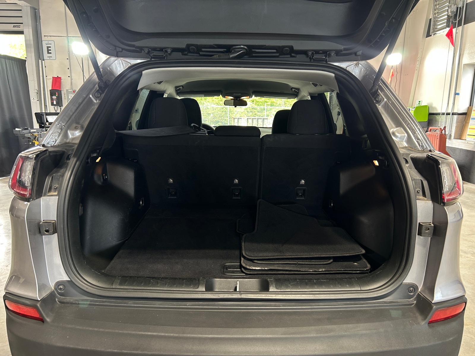 Thumbnail: 2019 Jeep Cherokee - 7