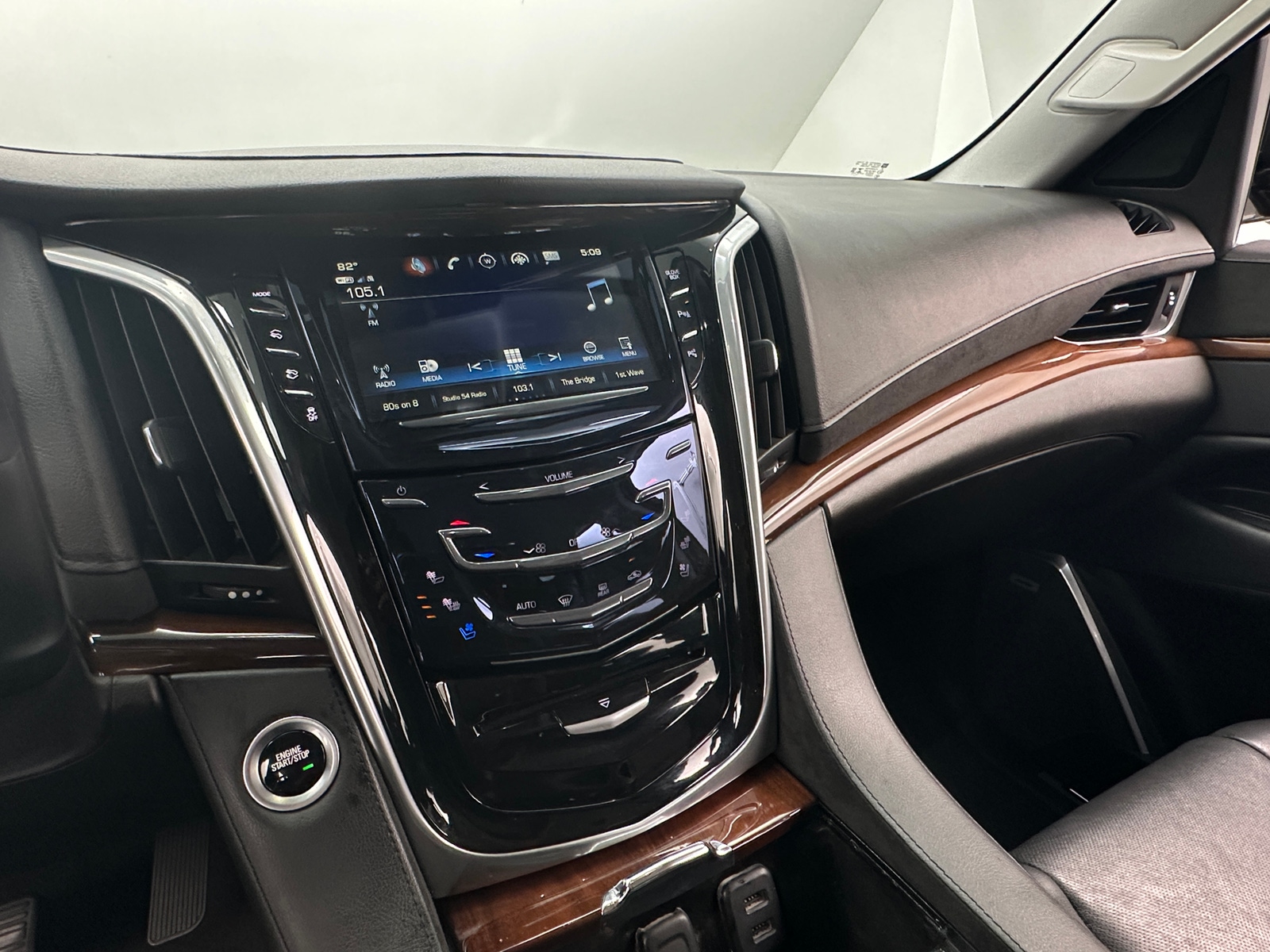 Thumbnail: 2020 Cadillac Escalade - 3