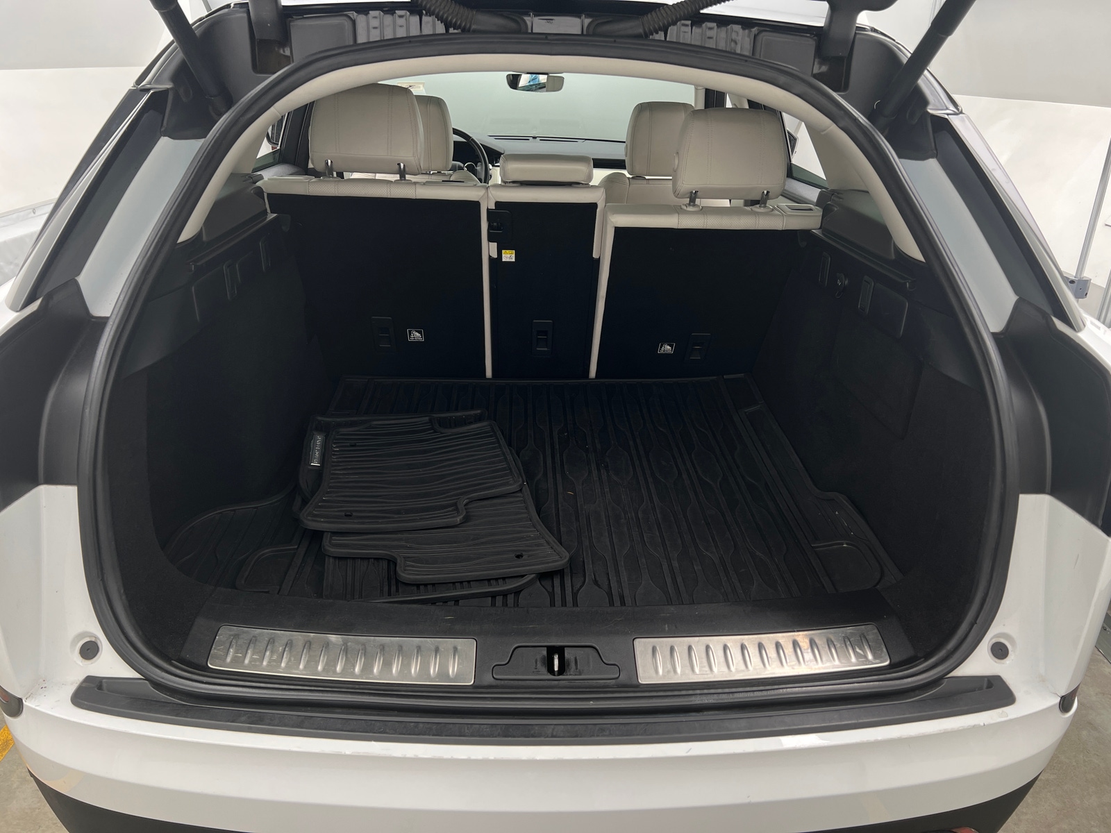 Thumbnail: 2019 Land Rover Range Rover Velar - 6