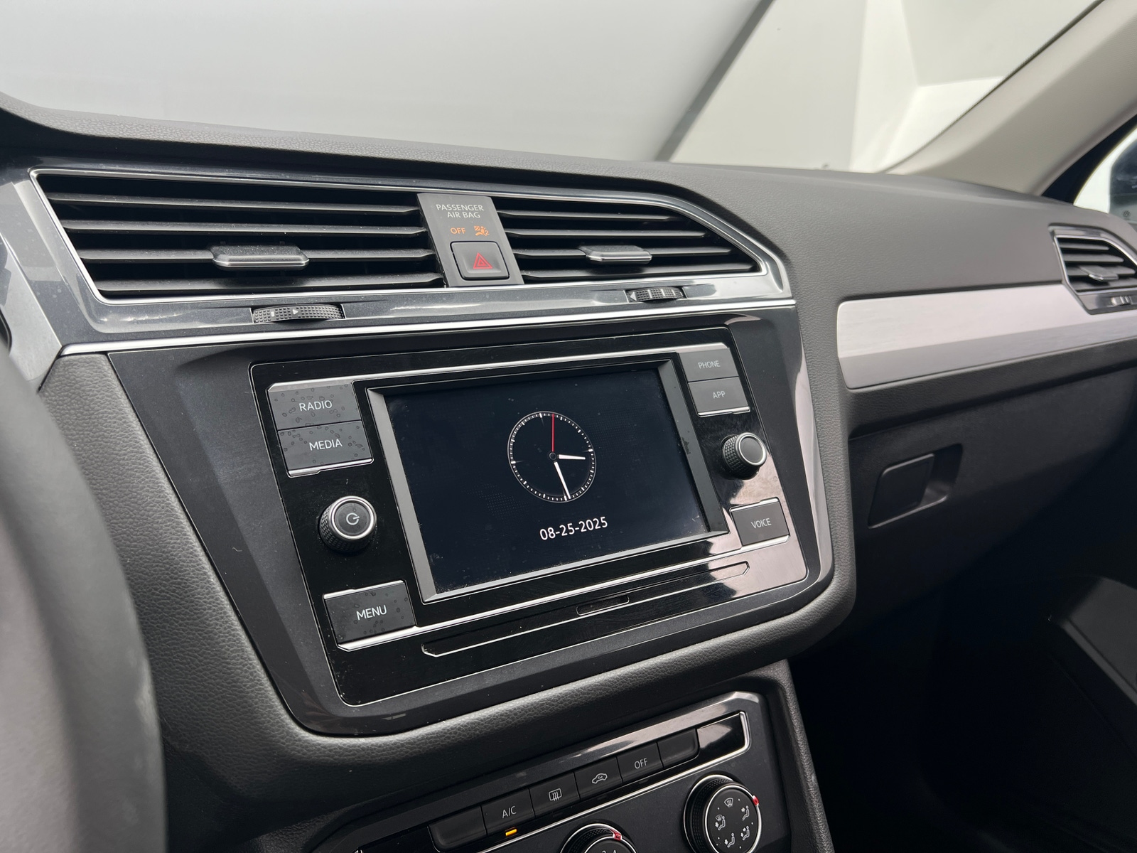 Thumbnail: 2021 Volkswagen Tiguan - 4