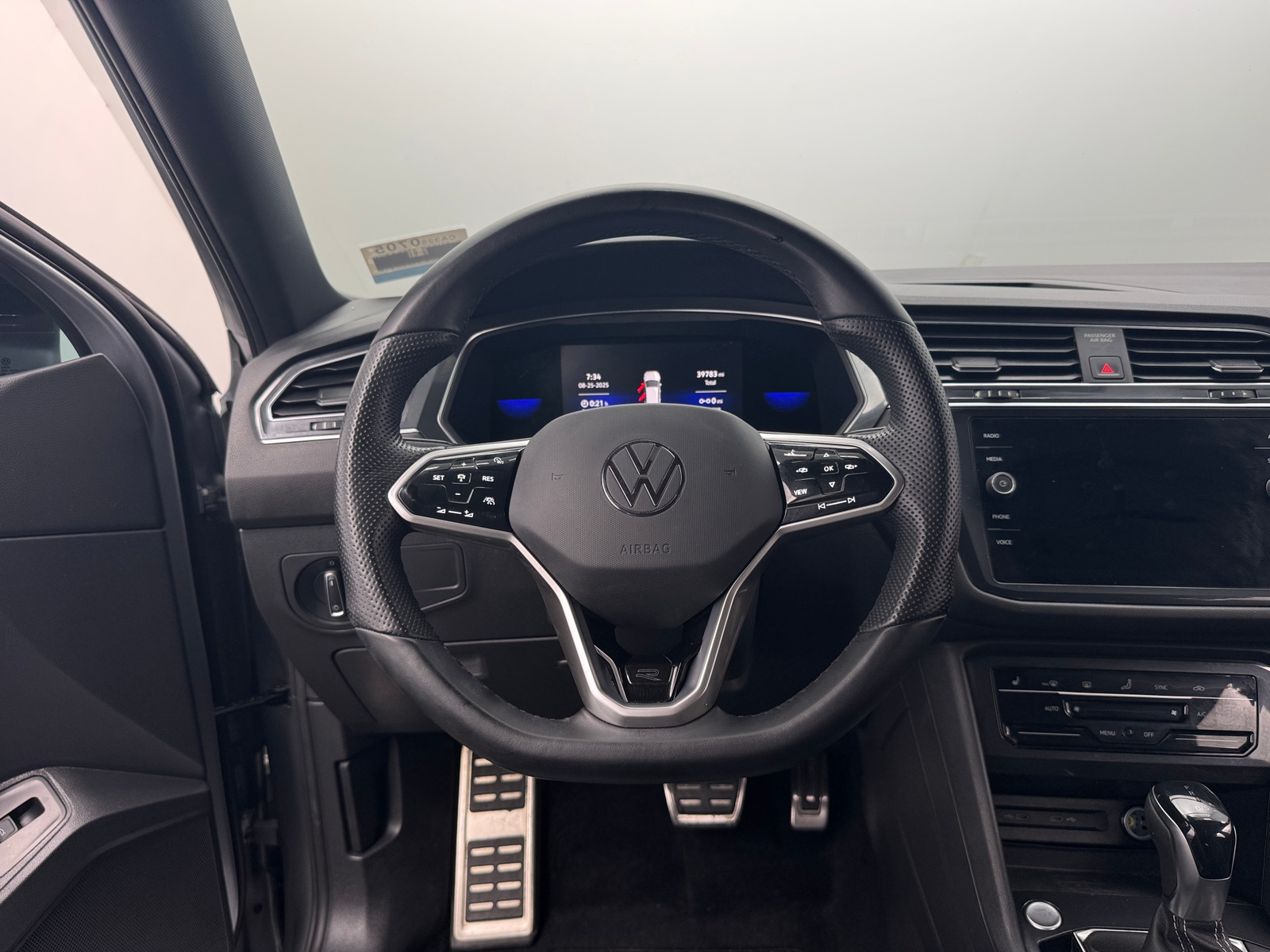 Thumbnail: 2022 Volkswagen Tiguan - 4