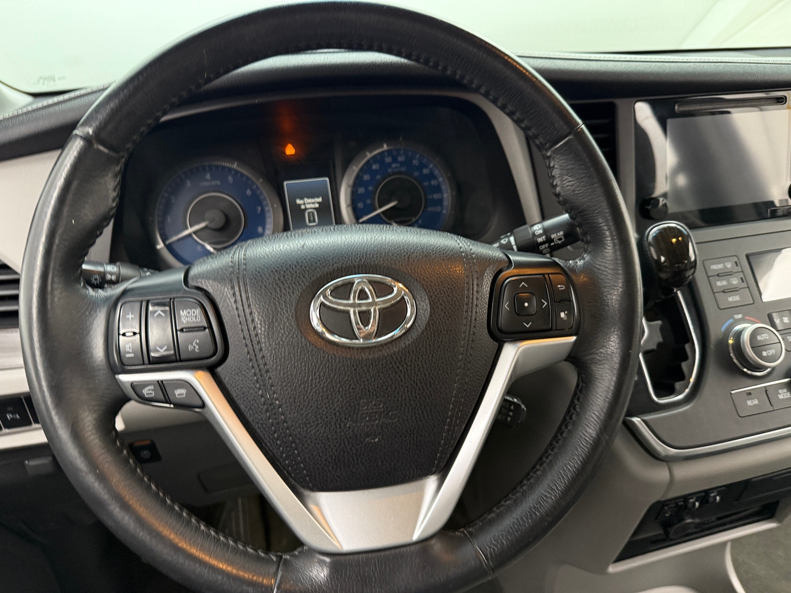 Thumbnail: 2016 Toyota Sienna - 4