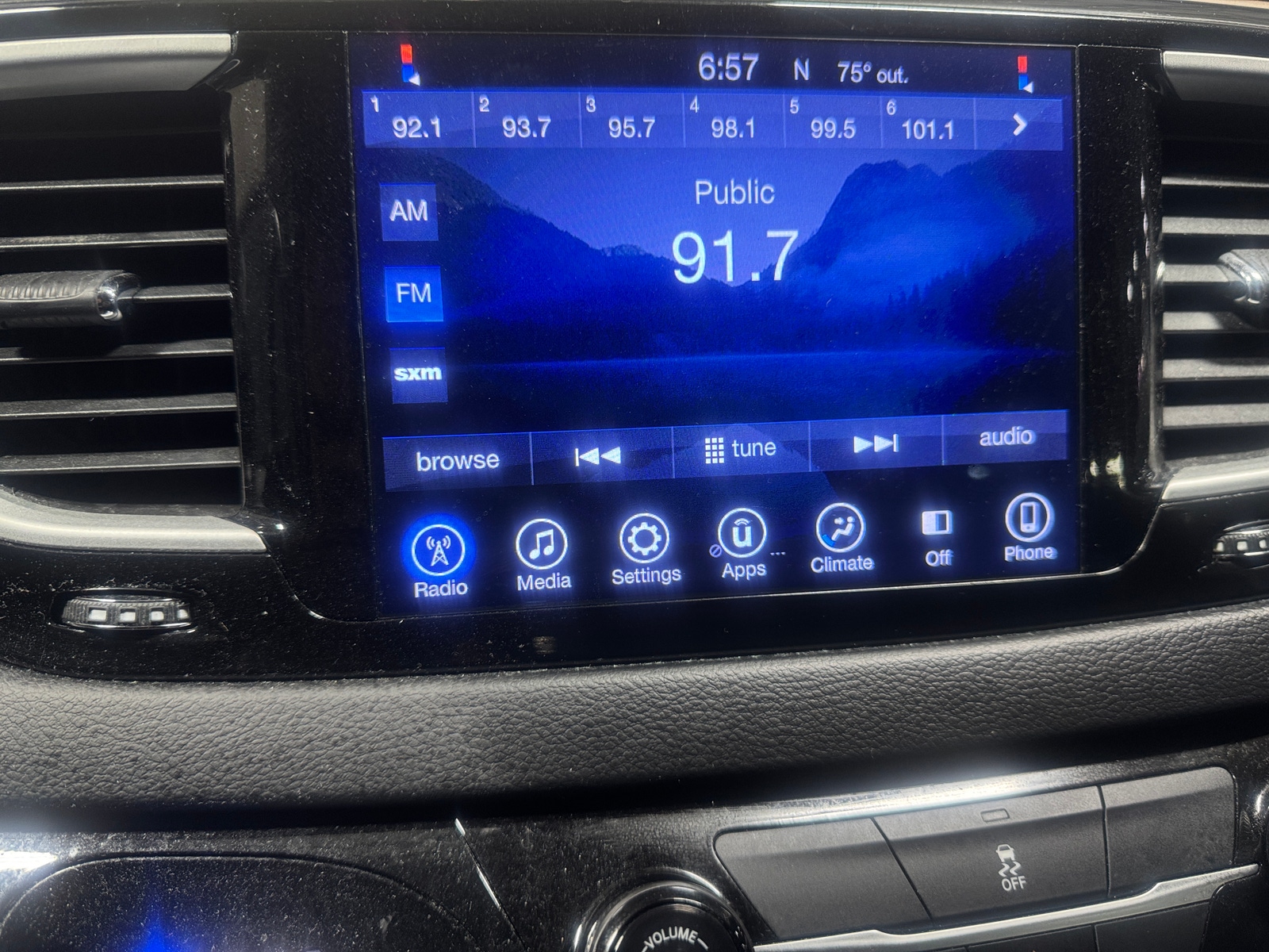Thumbnail: 2017 Chrysler Pacifica - 4