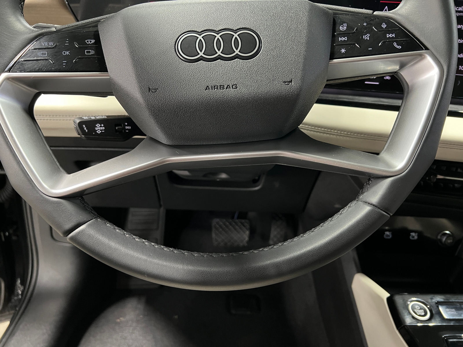 Thumbnail: 2025 Audi Q6 e-tron - 4