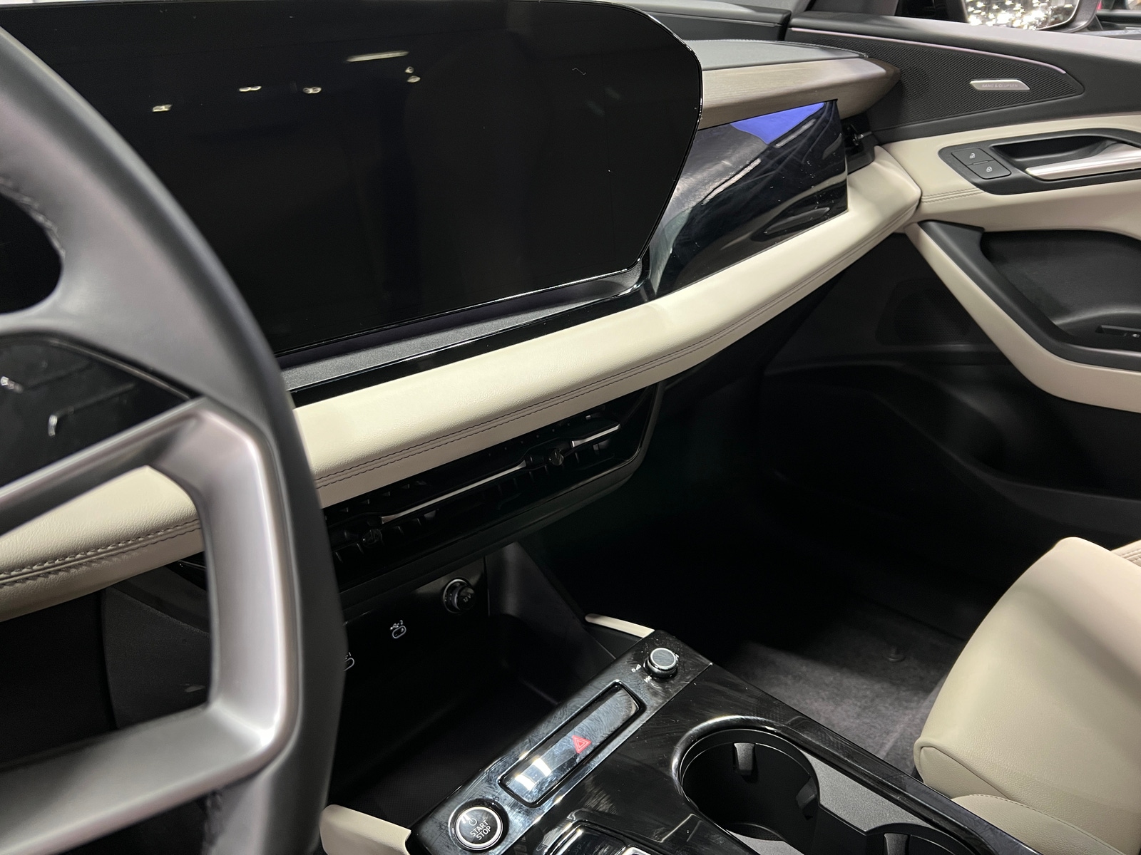 Thumbnail: 2025 Audi Q6 e-tron - 3