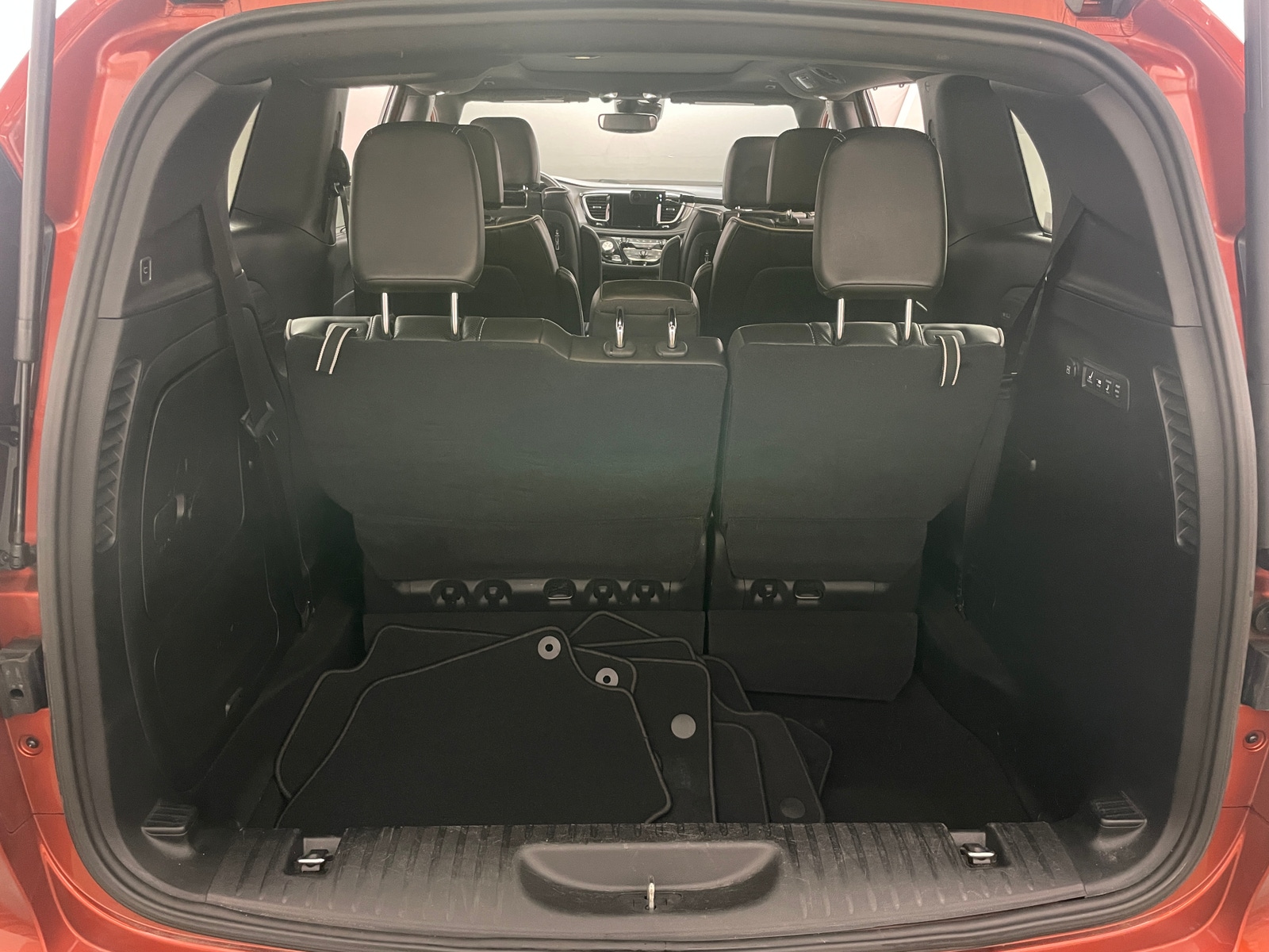 Thumbnail: 2018 Chrysler Pacifica - 6