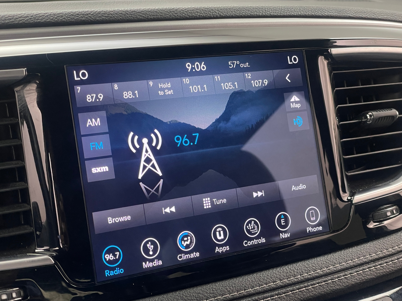 Thumbnail: 2018 Chrysler Pacifica - 3