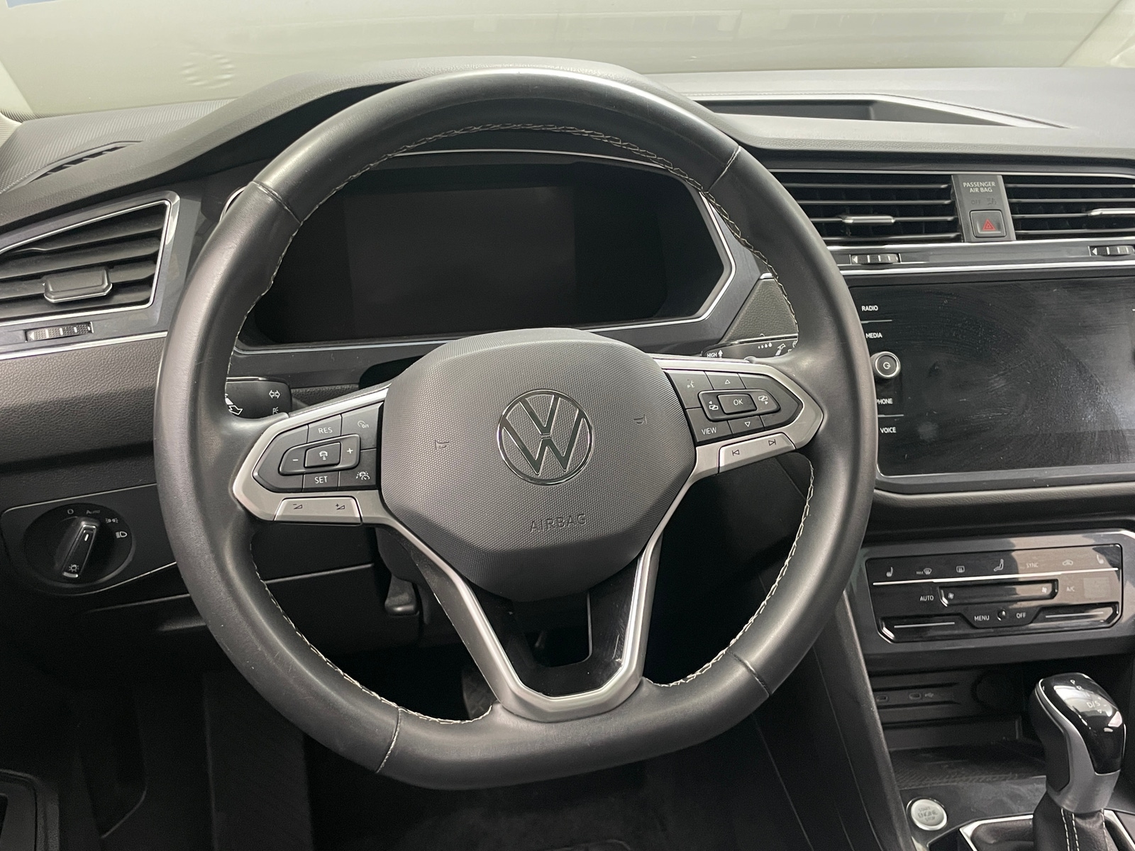 Thumbnail: 2022 Volkswagen Tiguan - 4
