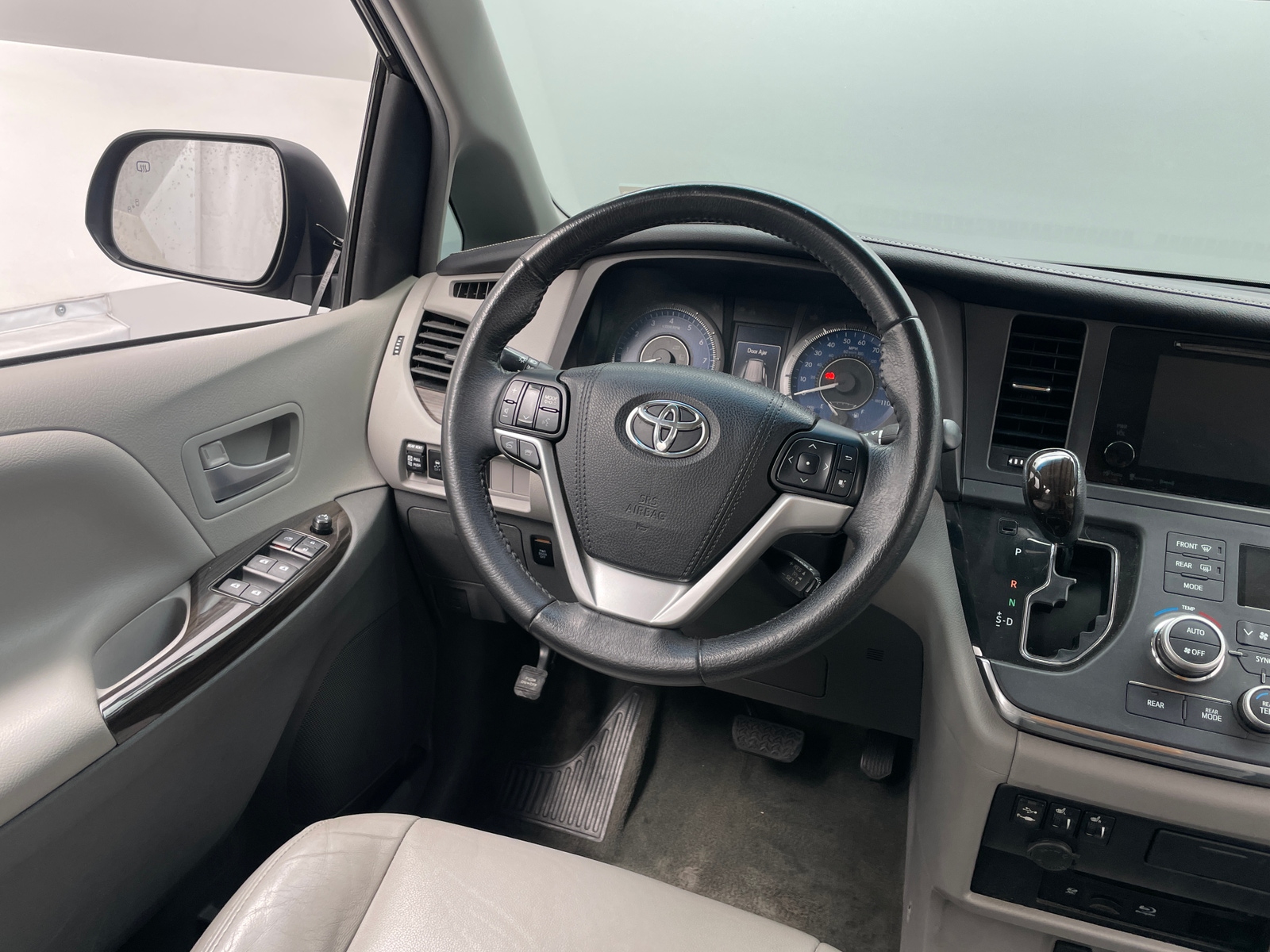 Thumbnail: 2017 Toyota Sienna - 4