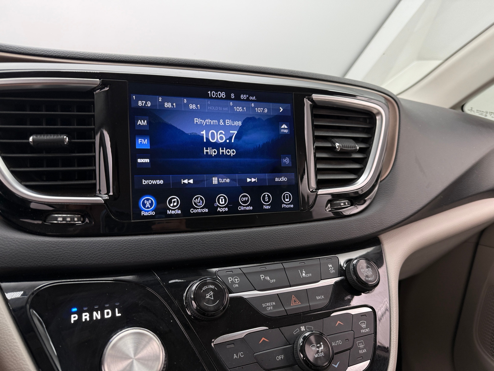 Thumbnail: 2017 Chrysler Pacifica - 3