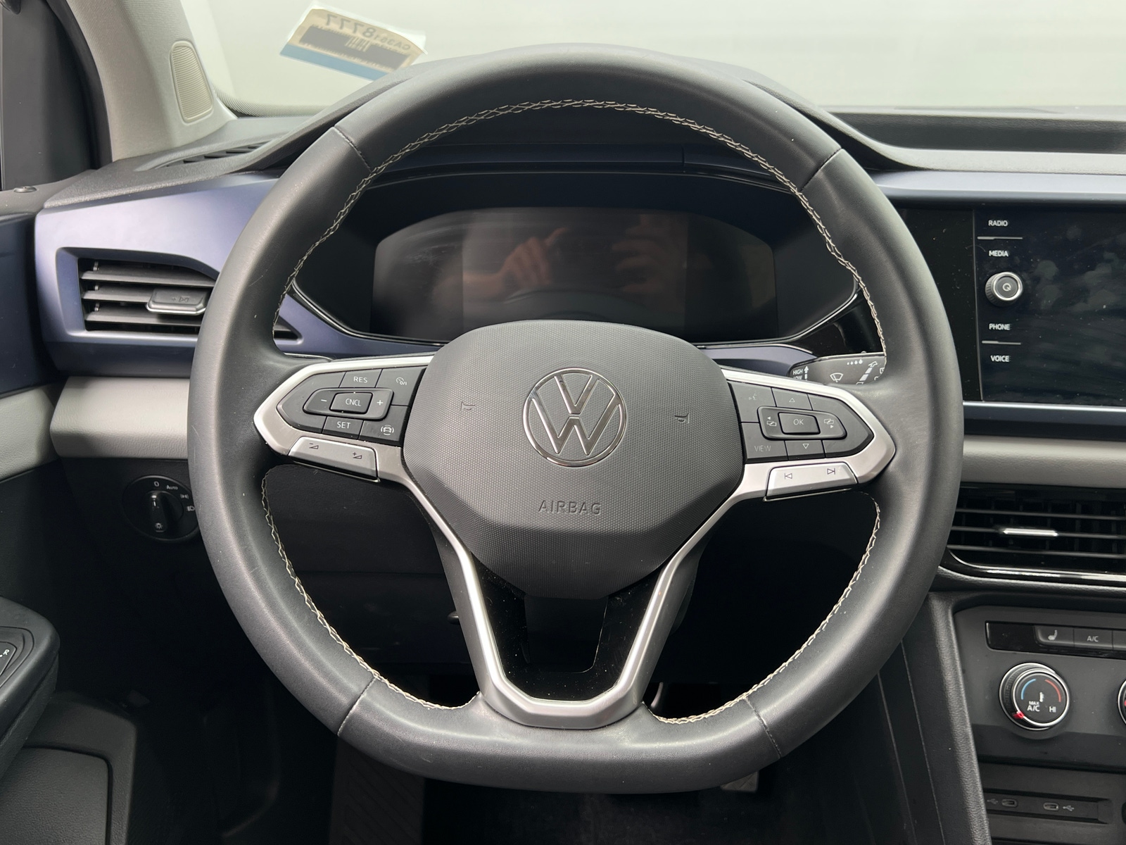 Thumbnail: 2022 Volkswagen Taos - 4