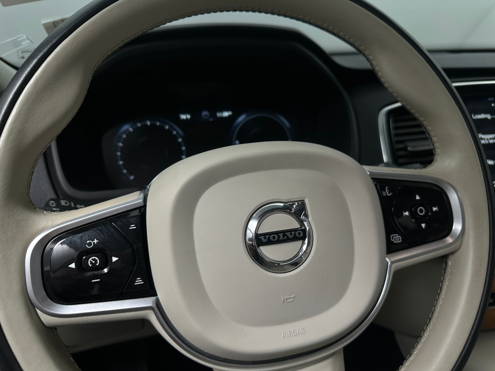 Thumbnail: 2022 Volvo XC90 - 4