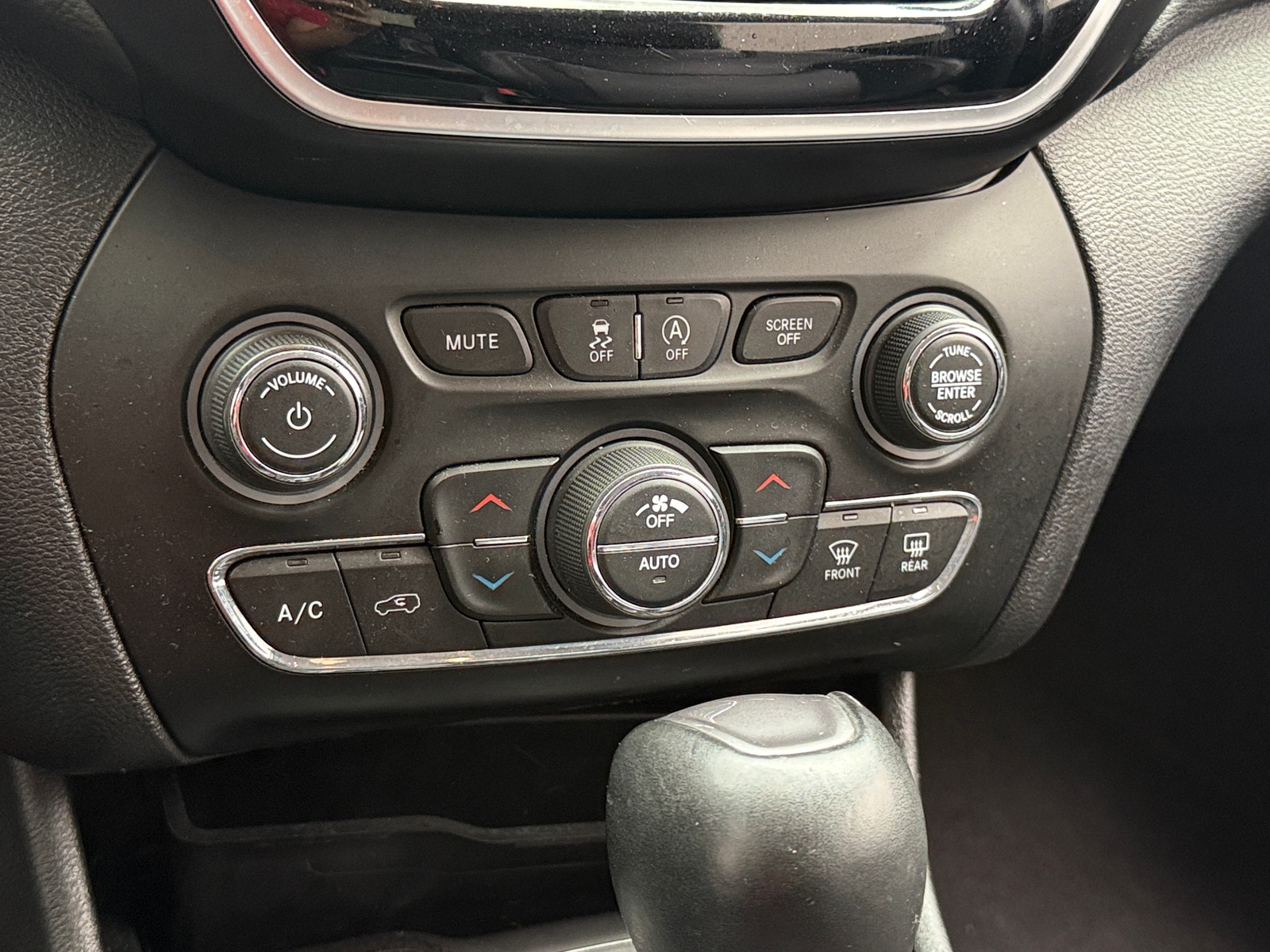Thumbnail: 2019 Jeep Cherokee - 3