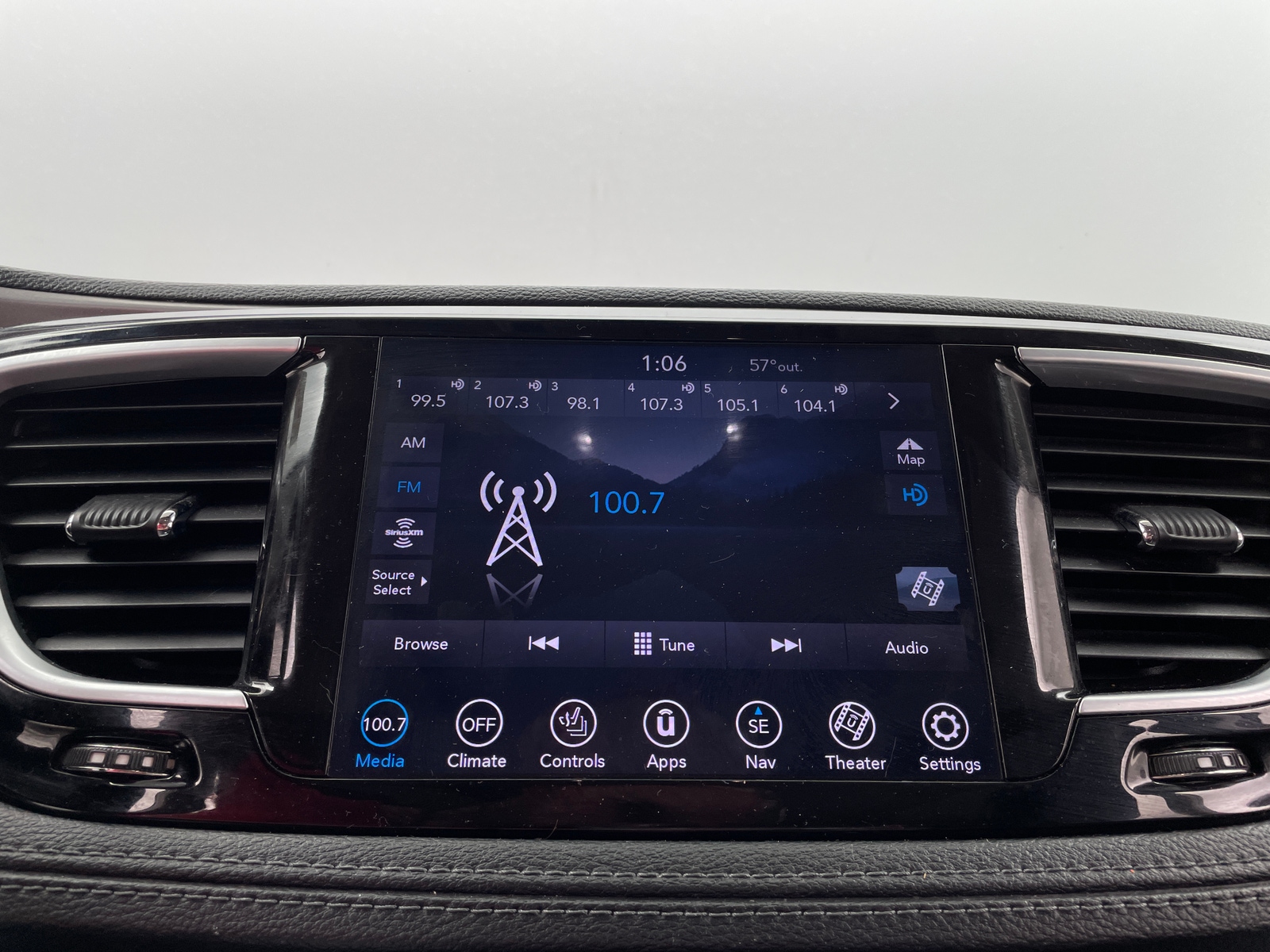 Thumbnail: 2019 Chrysler Pacifica - 3