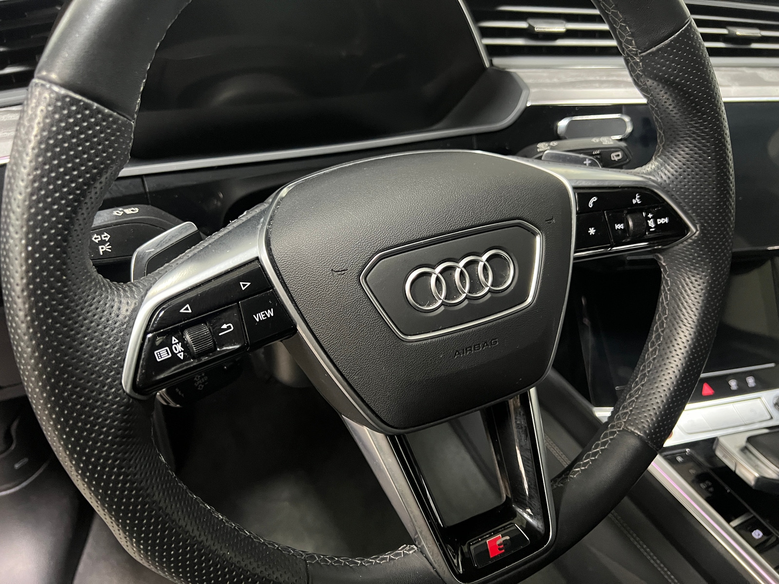 Thumbnail: 2022 Audi e-tron S - 4