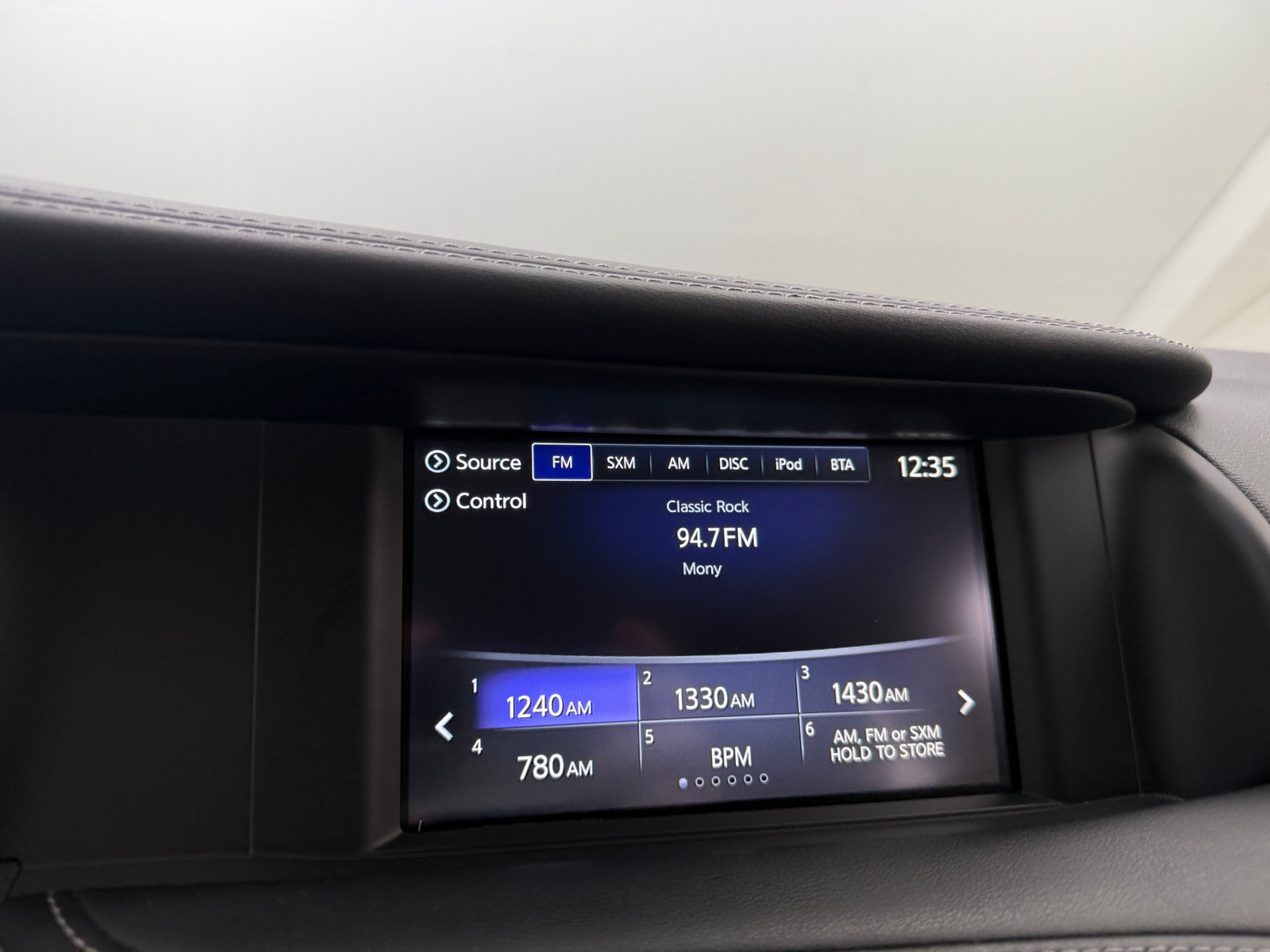 Thumbnail: 2017 INFINITI QX30 - 3