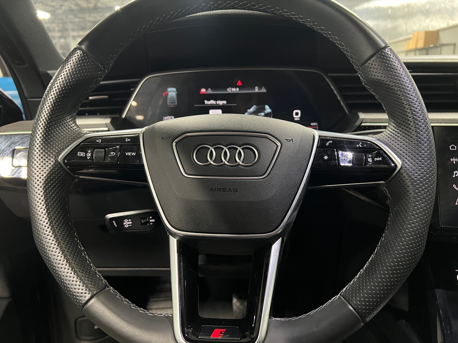 Thumbnail: 2022 Audi e-tron S - 4