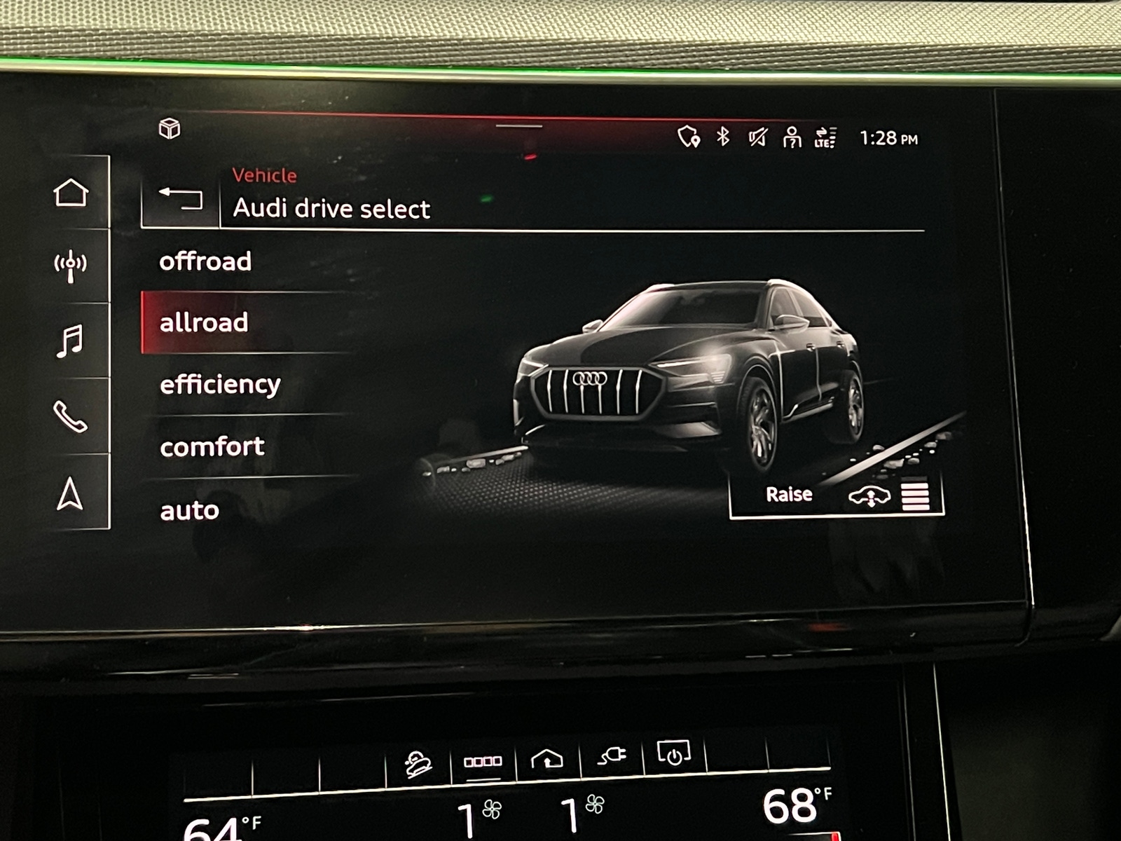 Thumbnail: 2022 Audi e-tron S - 3