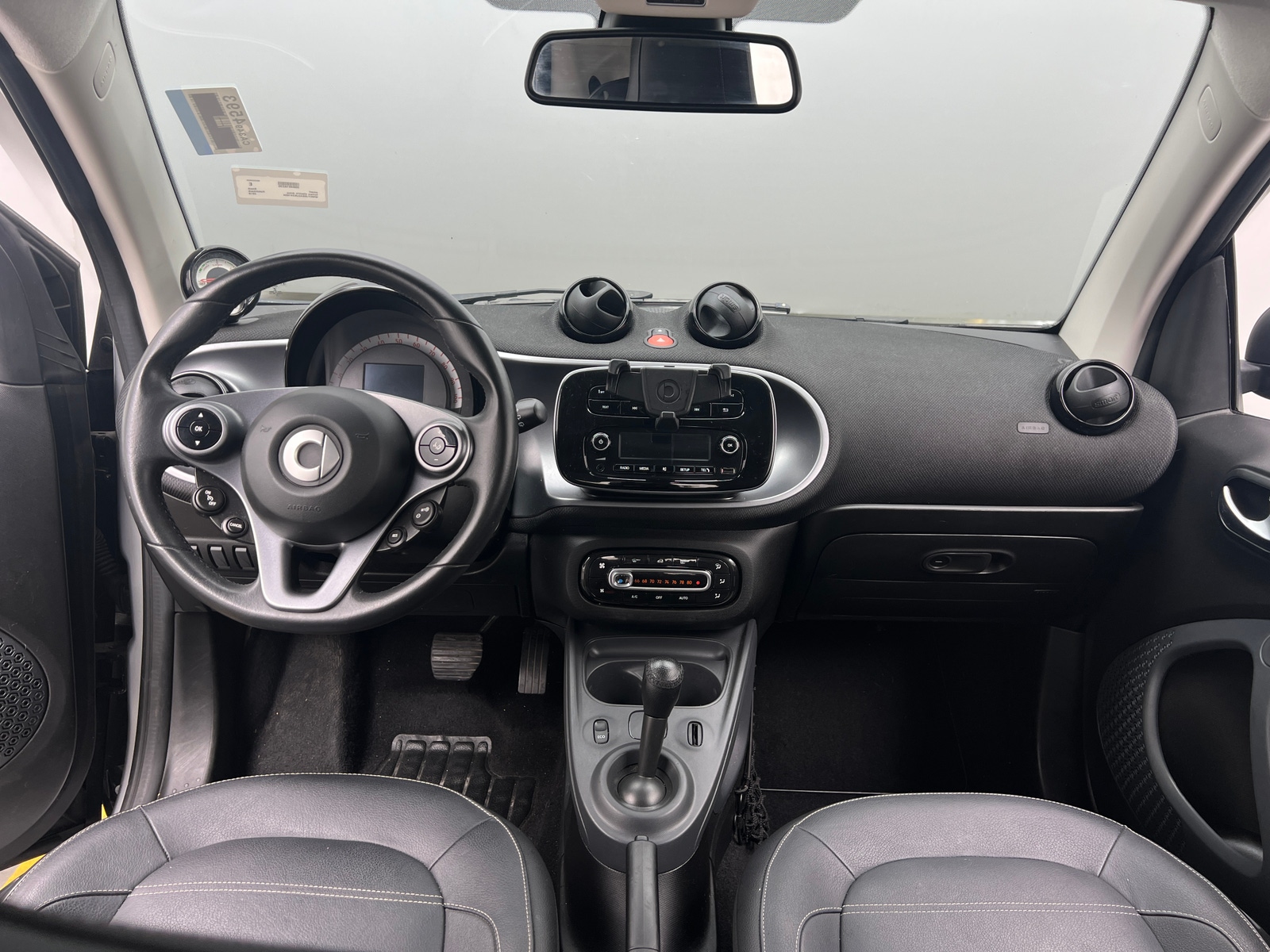 Thumbnail: 2018 smart fortwo - 3
