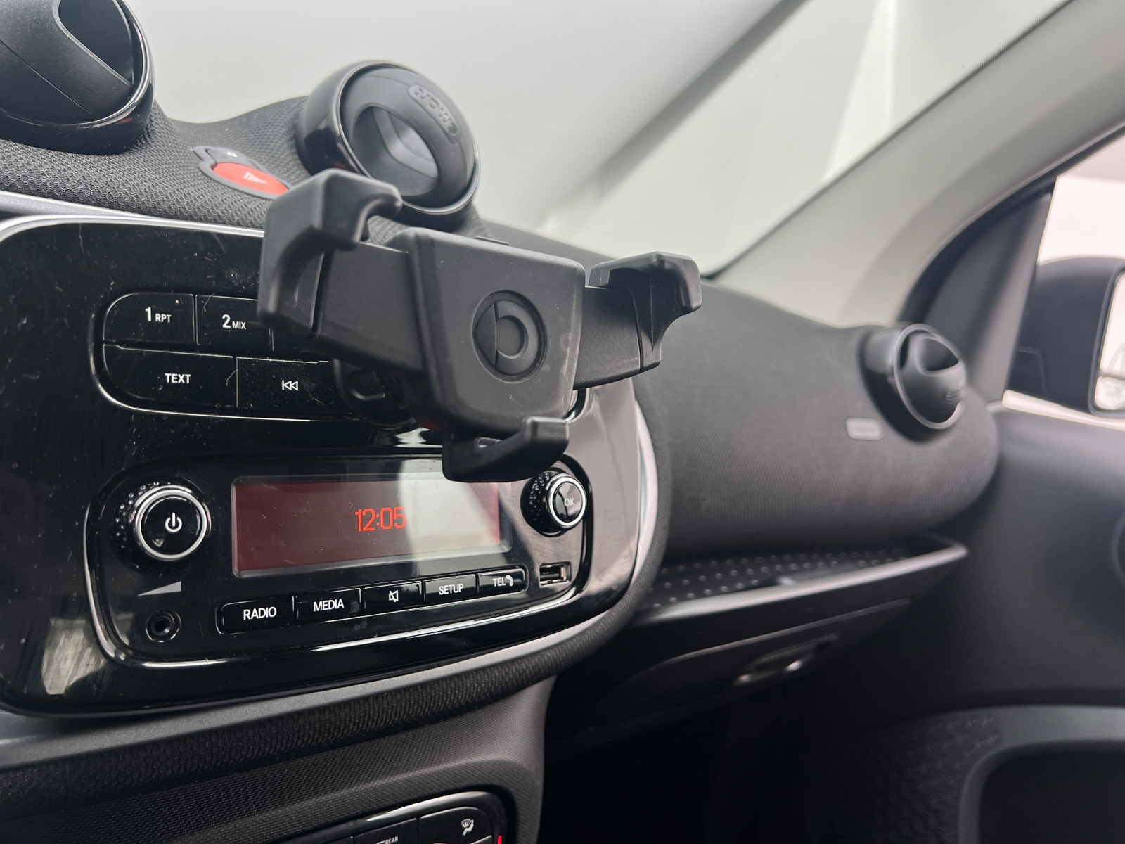 Thumbnail: 2018 smart fortwo - 4