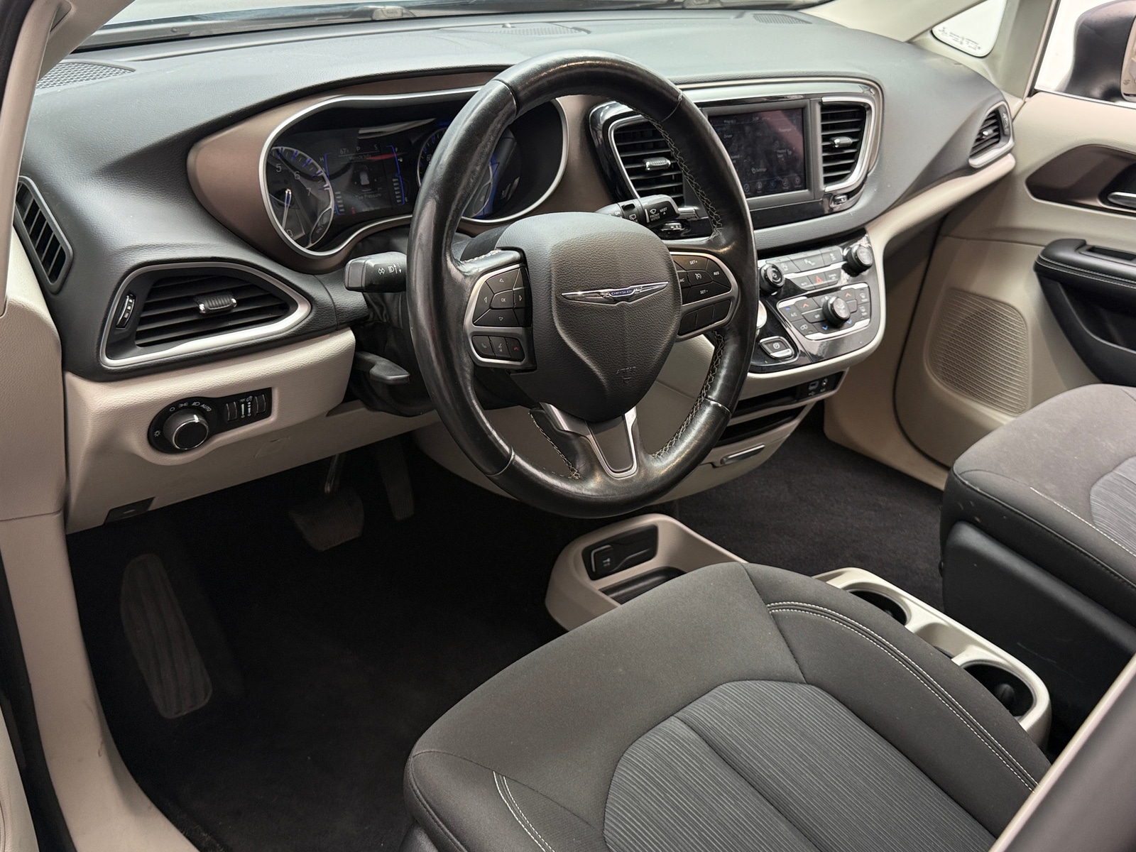 Thumbnail: 2020 Chrysler Voyager - 3