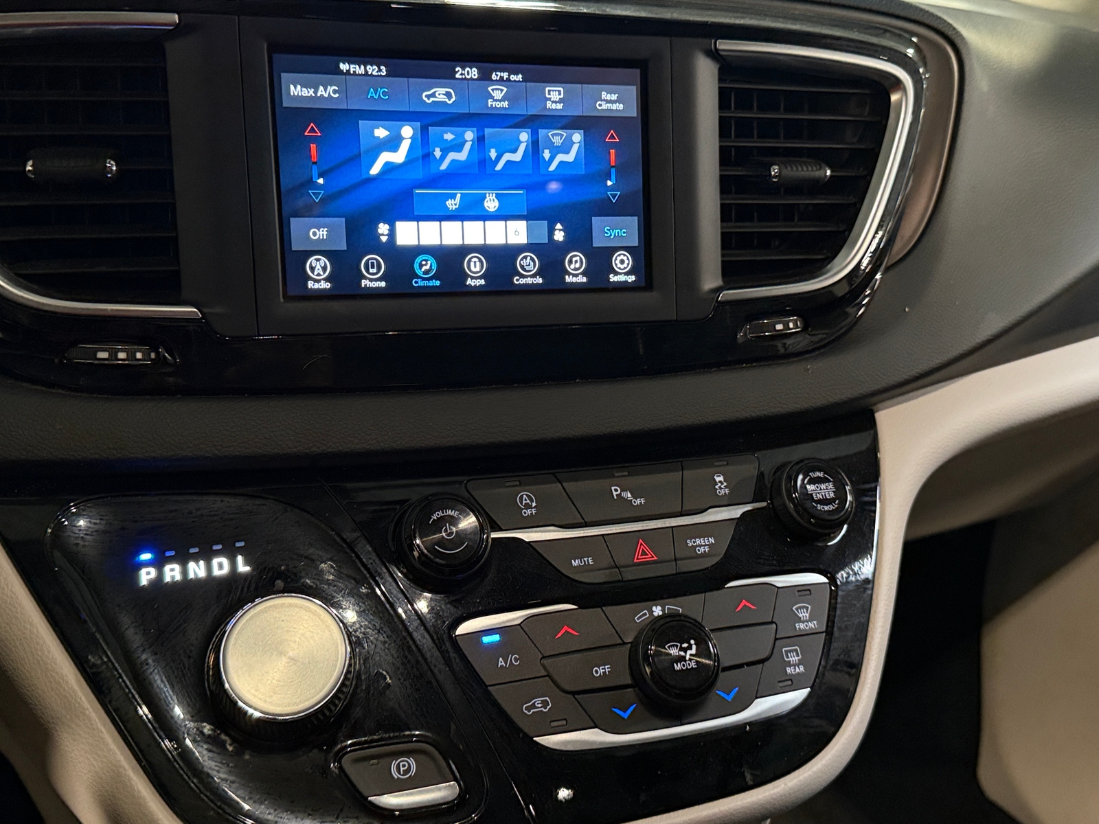 Thumbnail: 2020 Chrysler Voyager - 4