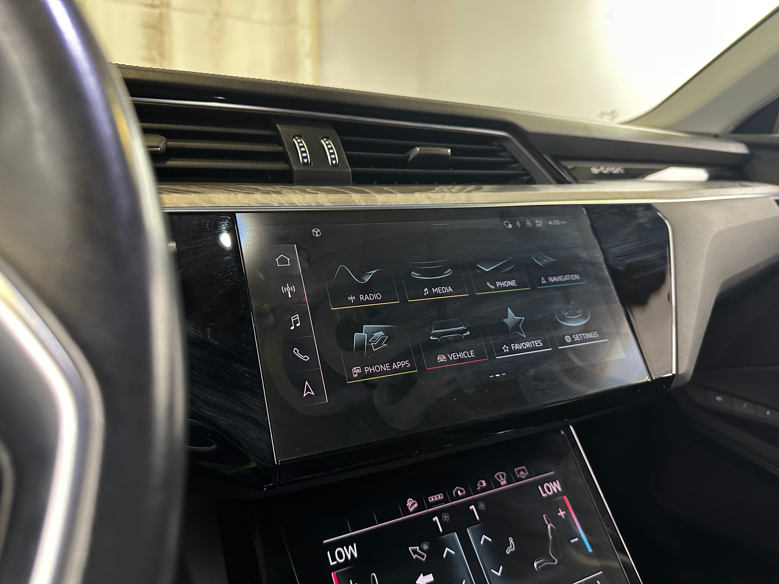 Thumbnail: 2021 Audi e-tron S - 3