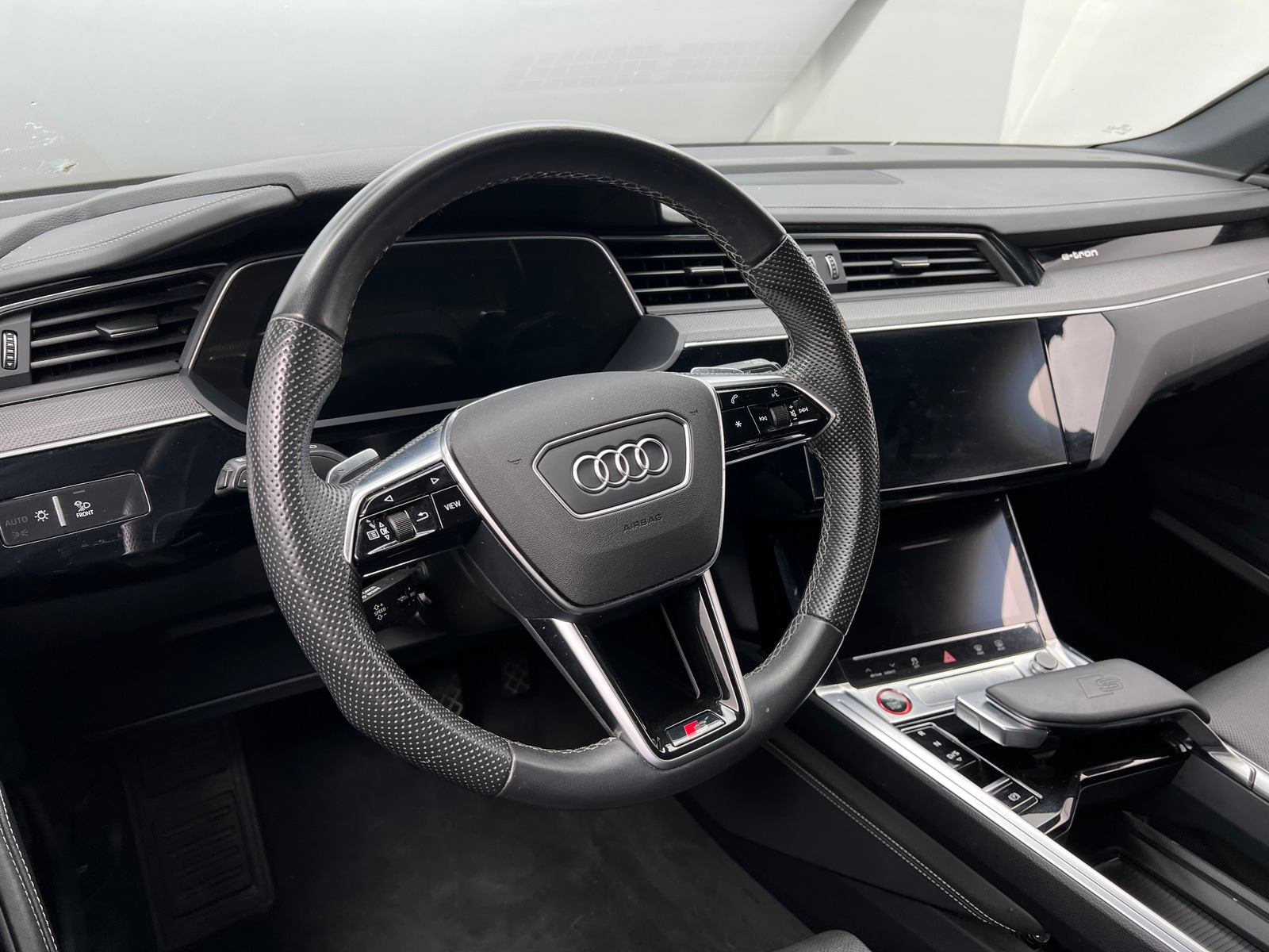 Thumbnail: 2023 Audi e-tron S - 4