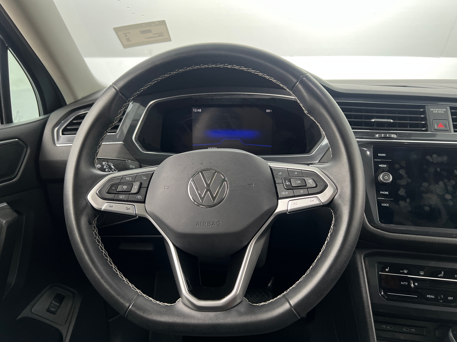 Thumbnail: 2022 Volkswagen Tiguan - 4