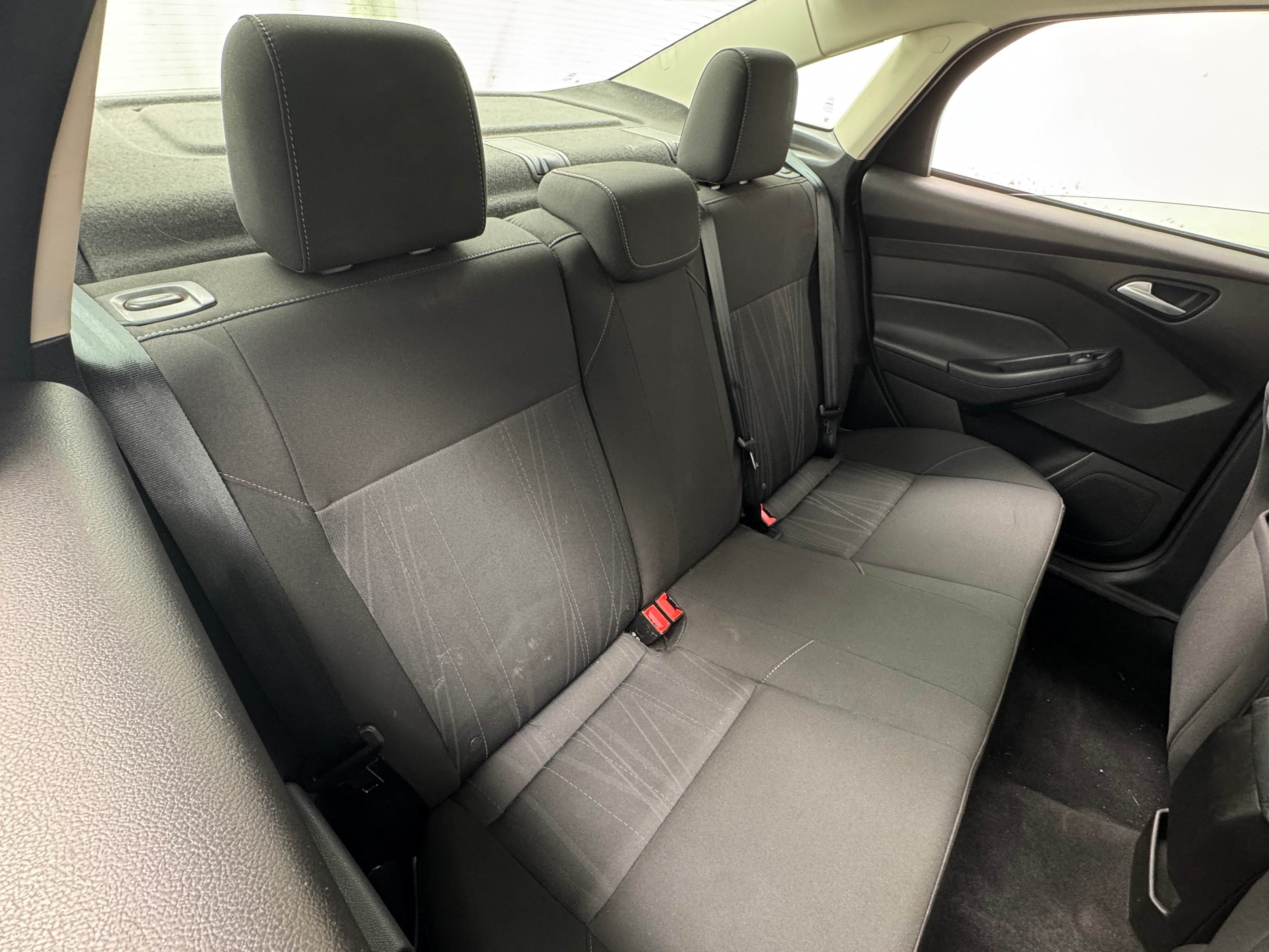 Used 2015 Ford Focus SE with VIN 1FADP3F23FL381220 for sale in Oak Creek, WI