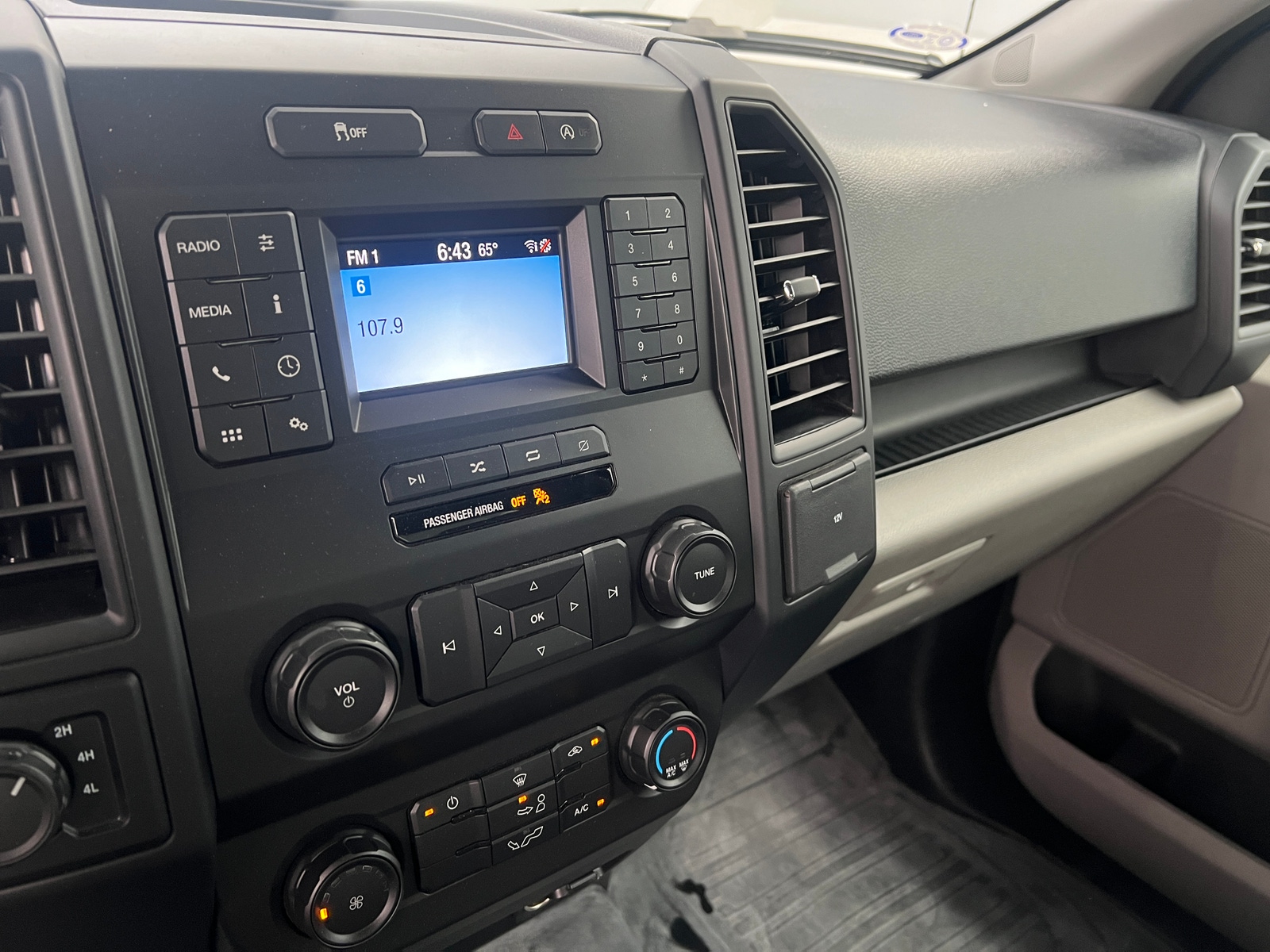 Thumbnail: 2019 Ford Econoline - 3
