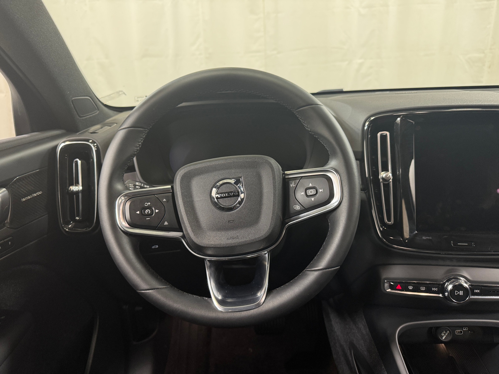 Thumbnail: 2023 Volvo C40 - 4