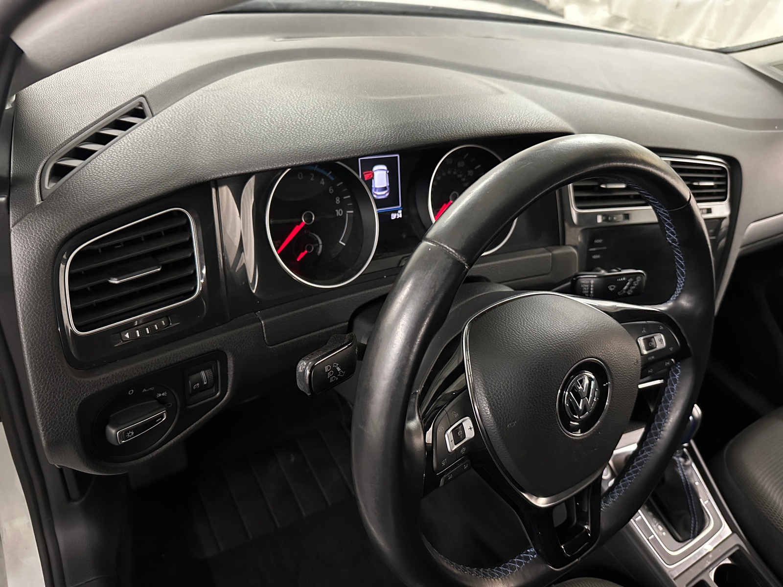 Thumbnail: 2019 Volkswagen e-Golf - 3
