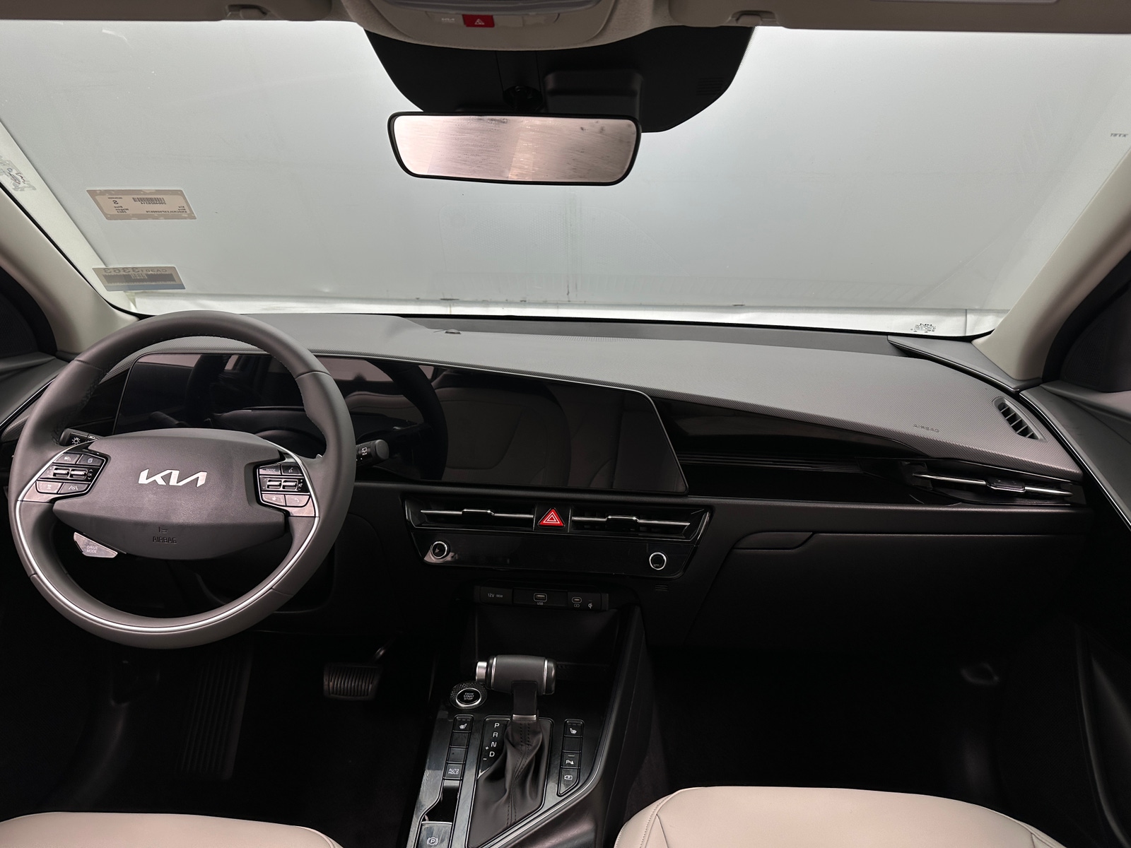Thumbnail: 2023 Kia Niro - 3
