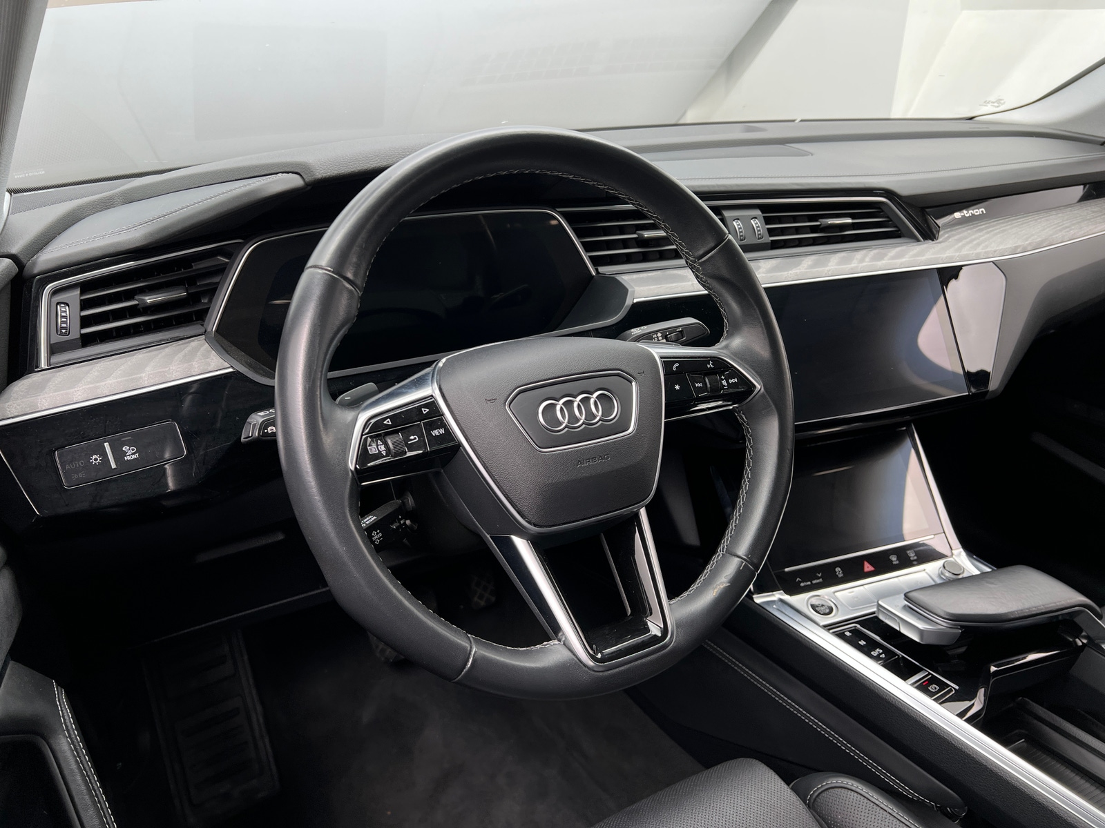 Thumbnail: 2022 Audi e-tron S - 4