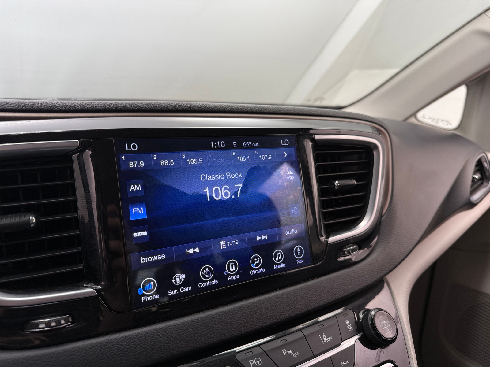 Thumbnail: 2017 Chrysler Pacifica - 3