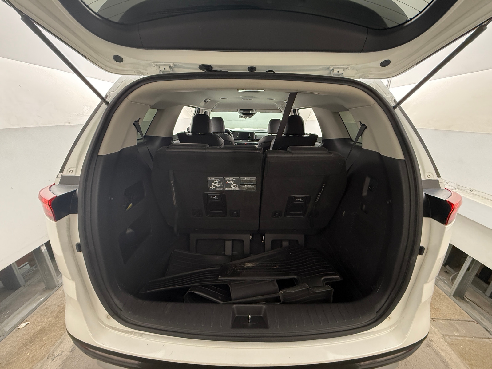 Thumbnail: 2023 Kia Carnival - 6