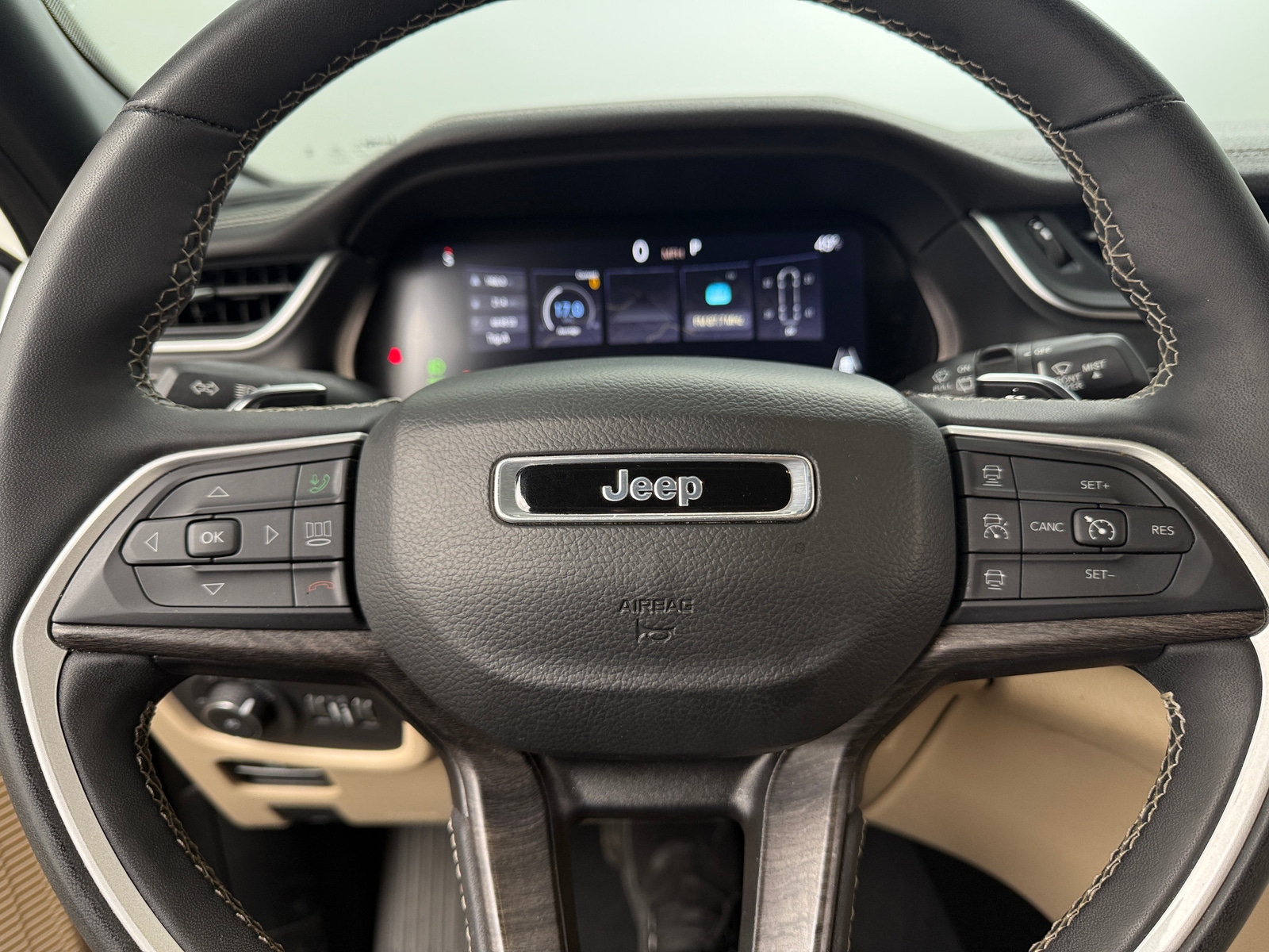 Thumbnail: 2023 Jeep Grand Cherokee L - 4