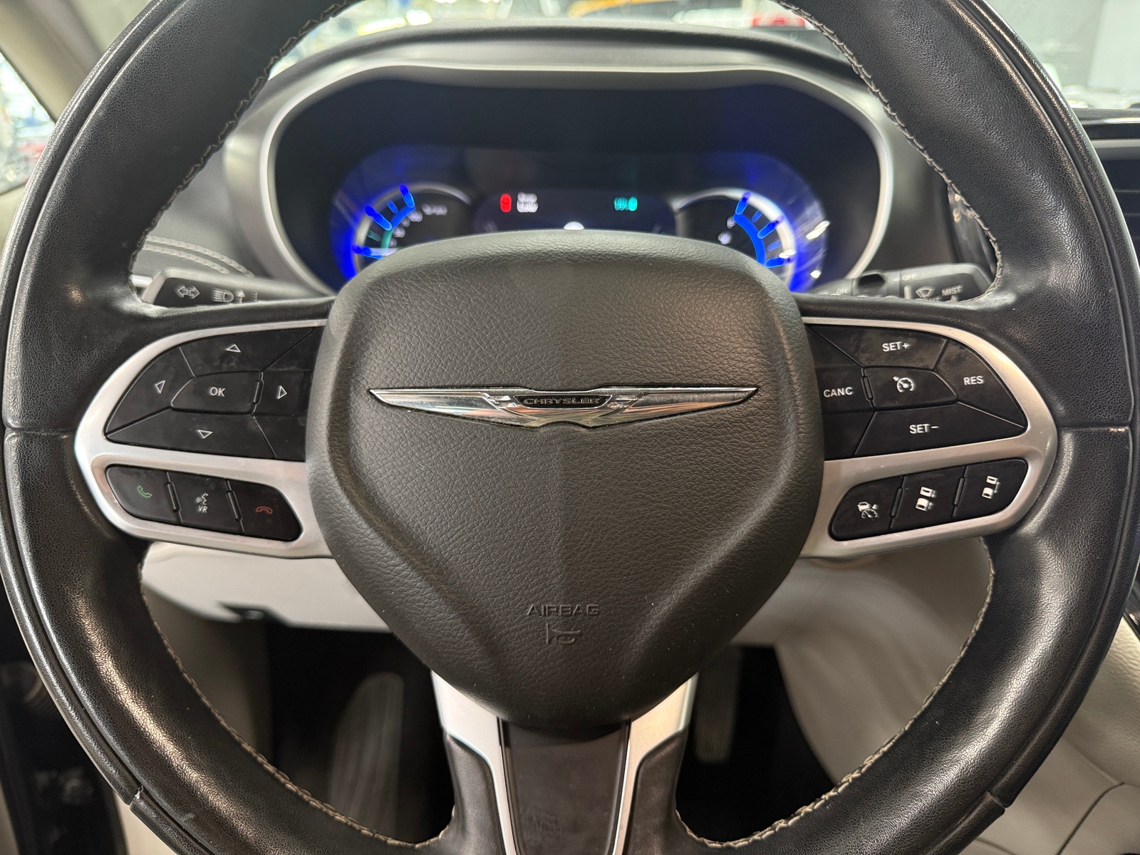 Thumbnail: 2022 Chrysler Pacifica - 4