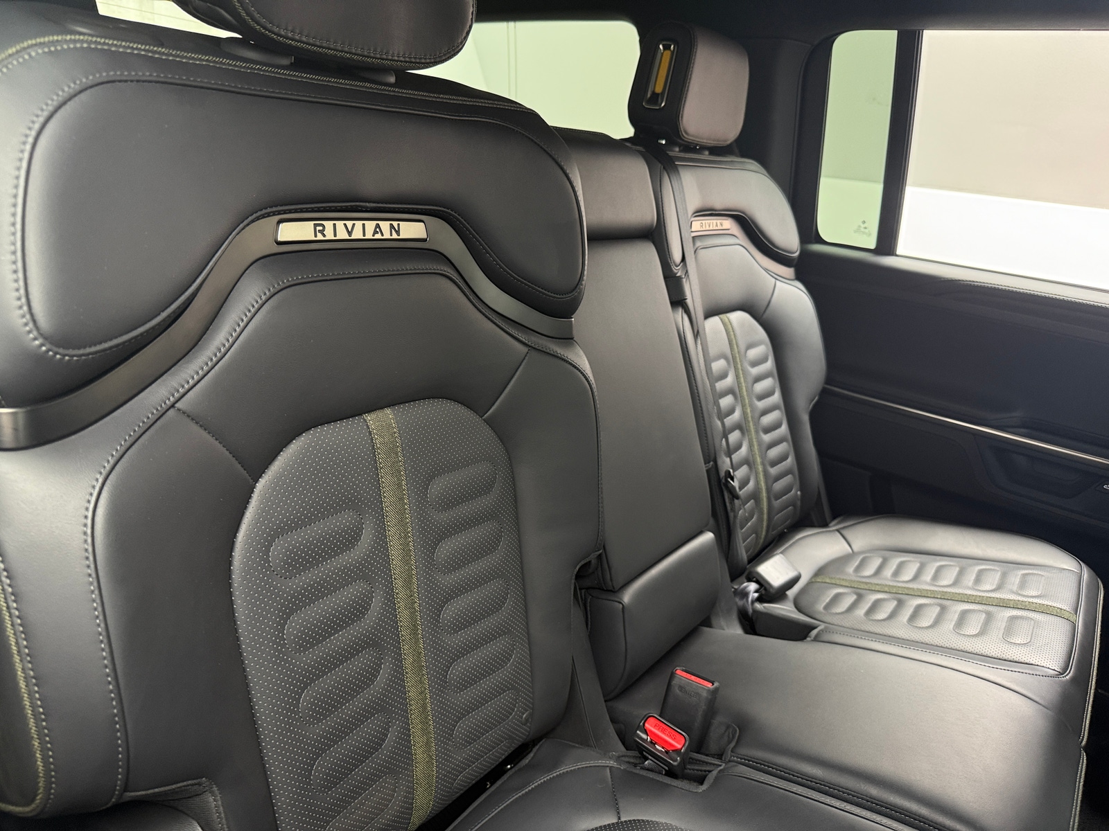 Thumbnail: 2025 Rivian R1S - 5