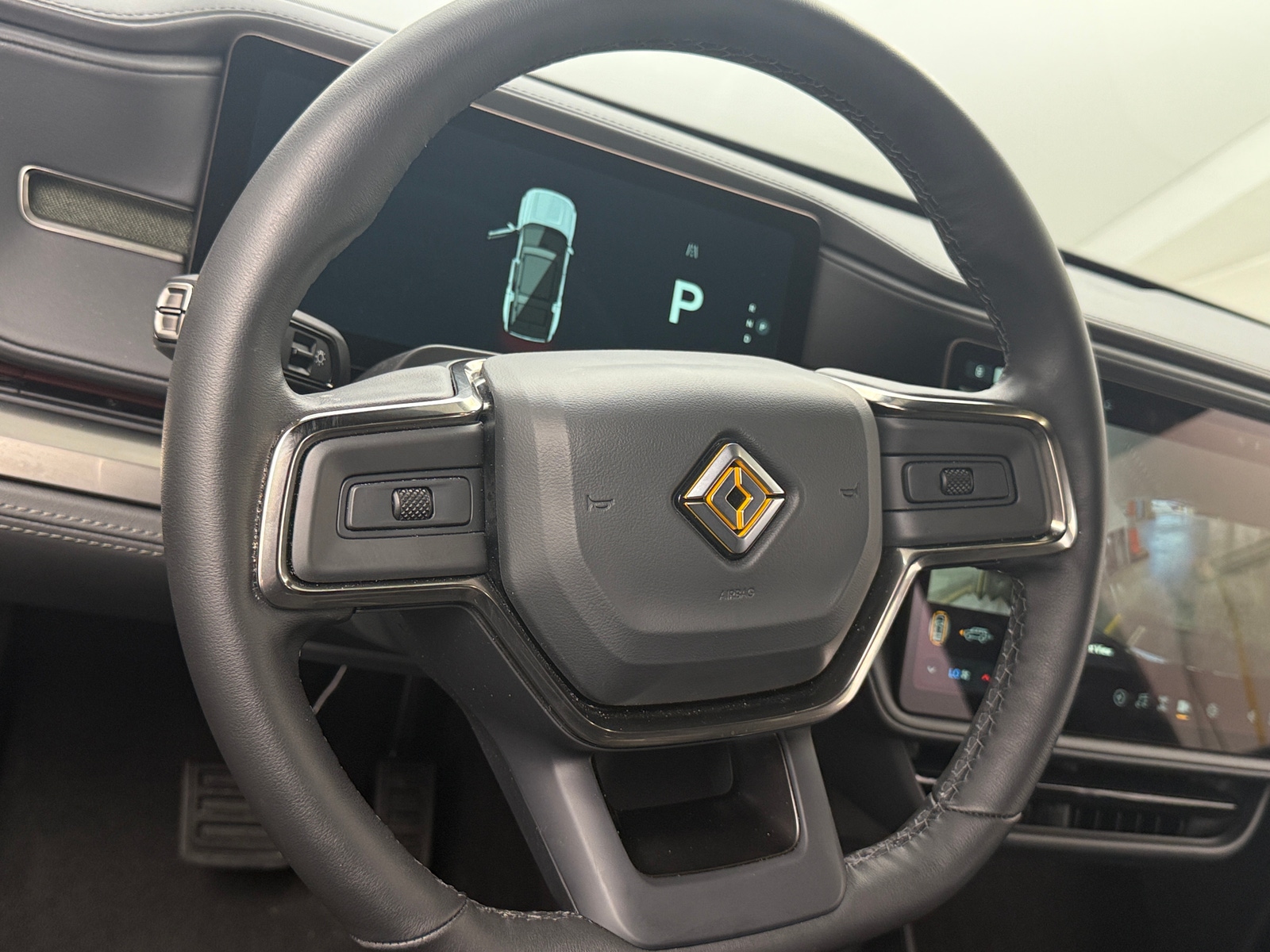 Thumbnail: 2025 Rivian R1S - 4