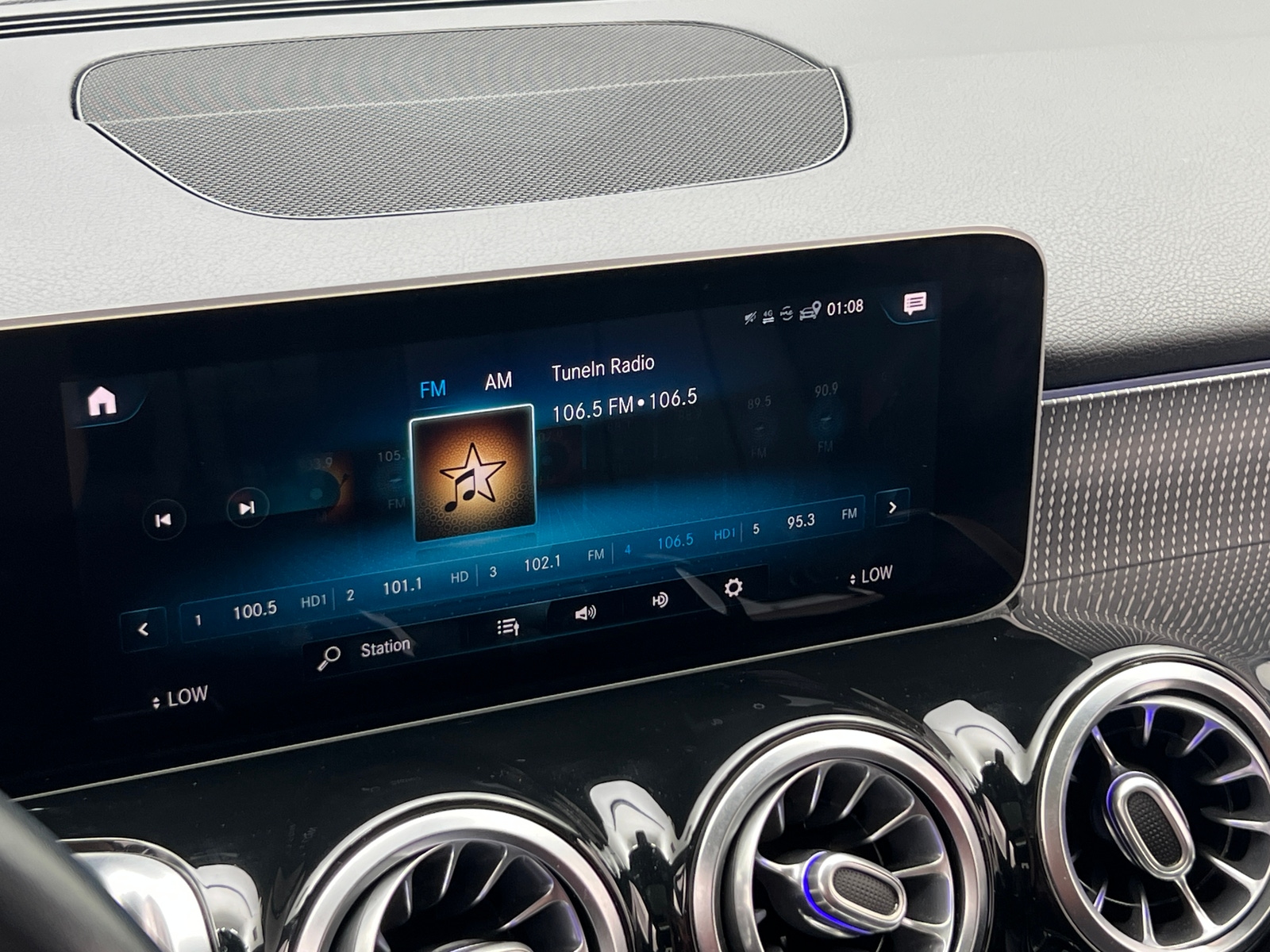 Thumbnail: 2020 Mercedes-Benz GLB - 4