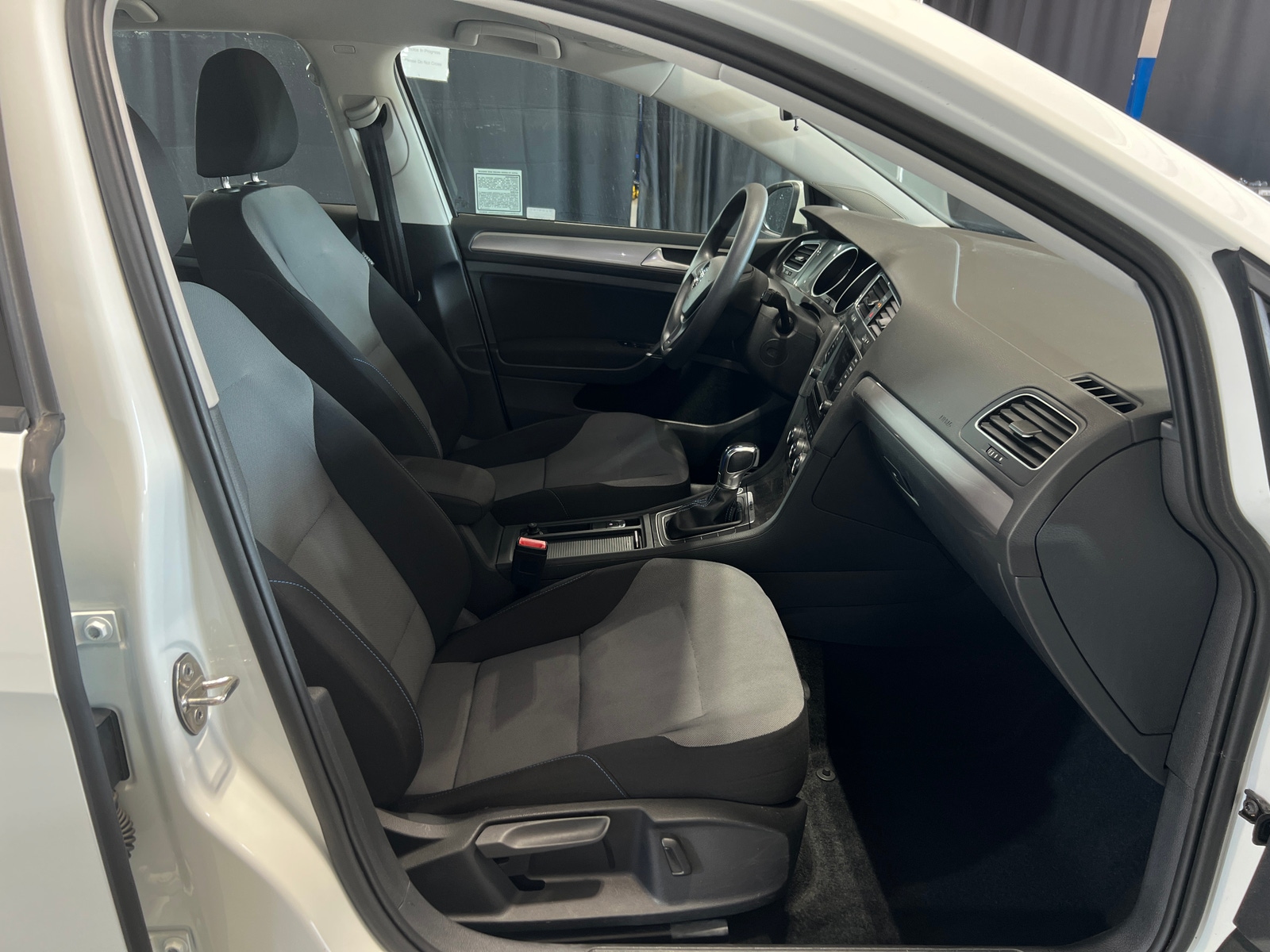 Thumbnail: 2016 Volkswagen e-Golf - 2