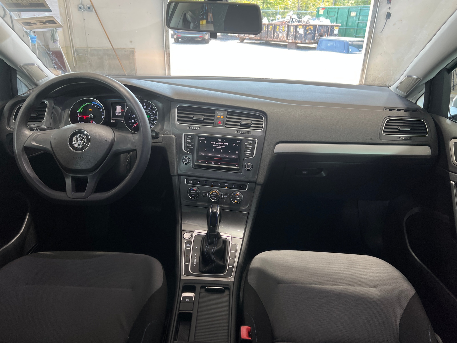 Thumbnail: 2016 Volkswagen e-Golf - 3
